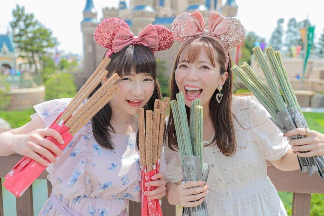 もえのあずきさんのインスタグラム写真 - (もえのあずきInstagram)「あいにゃんと夢のディズニーコラボ動画が実現しました🐭🎀 本当に可愛くて優しくてそして底抜けに明るいあいにゃん🥰一瞬で大好きっっ💕ってなった☺️☺️☺️💕💕💕💕 AINYANTUBEともえあずのチャンネルどっちも見てね💕 同じ美容院CELSUSに通っていたご縁で🙈💓 #あいにゃん#ディズニーランド#ディズニー#ainyantube #大食い#ディズニーグルメ#チュロス」8月10日 22時31分 - moeazukitty