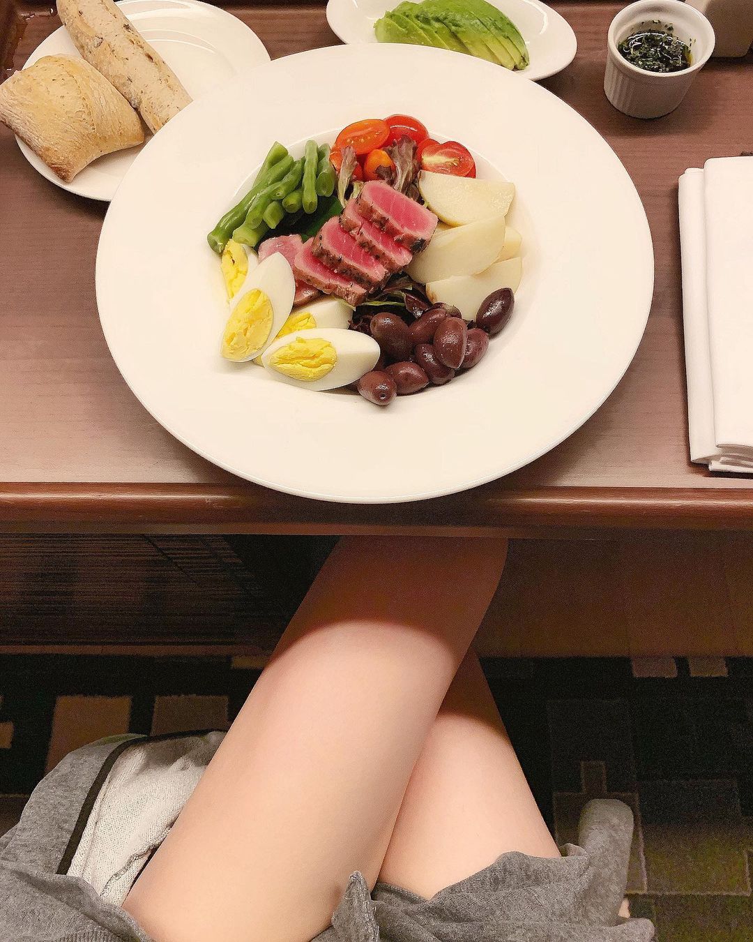 渋谷ゆりのインスタグラム：「I am what I eat. 食べたものが私を作る。吃什麼就像什麼。  #salad #沙拉 #サラダ #香港 #減肥 #健身 #餐廳 #健康 #hongkong #diet #weightloss #workout #restaurant #lunch #ダイエット #カフェ #ベジタリアン #セミベジタリアン #semivegetarian #diet  #ダイエット #筋トレ女子 #美脚 #美腿」