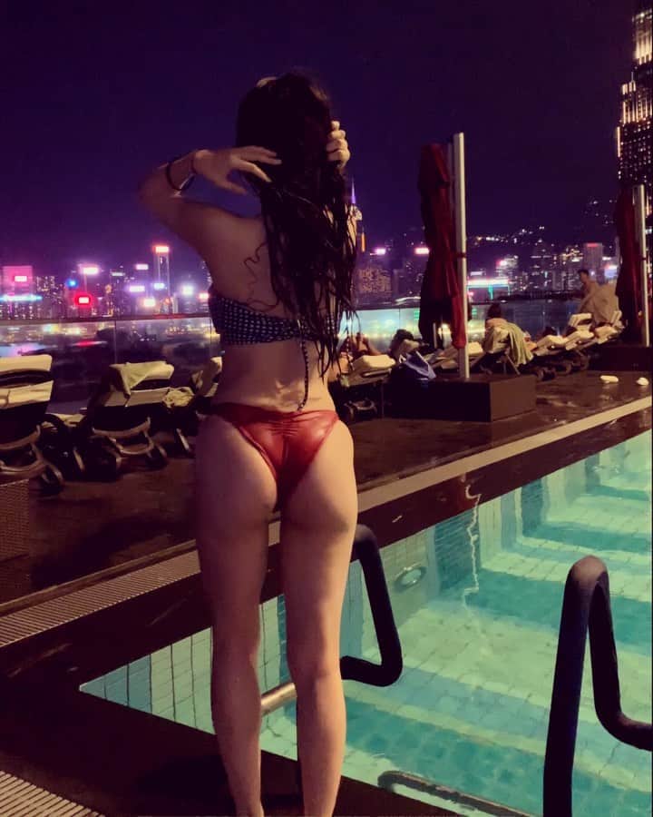 渋谷ゆりのインスタグラム：「行きたい場所に行って、やりたいことはやって、好きな人には好きって伝えて、ありがとうって思う度に口に出す。人生は一回だから、後悔しないように。みんなが好きー🥺いつもありがとう🥺❤️ 我想去就去，我想做就做，跟喜歡的人說我喜歡你，很感謝的時候我說謝謝你。因為我不想後悔的。人生是只有一次。我很喜歡你～🥺總是謝謝你🥺 I go wherever I want, do whatever I want, say”I like you “ to someone I like, and say thank you every time I appreciate it. I only live once. I don’t wanna regret it. I love you 🥺thank you always🥺  #香港 #hongkong #bikini #pool #swimmingpool #hk #japanesegirl #比基尼 #游泳 #游泳衣 #ビキニ #水着 #ダイエット #筋トレ #筋トレ女子 #くびれ #減肥 #健身 #减肥 #くびれ作り #ボディメイク #workout #curvywomen #abs #hourglass #hourglassbody #翹臀 #ヒップアップ」