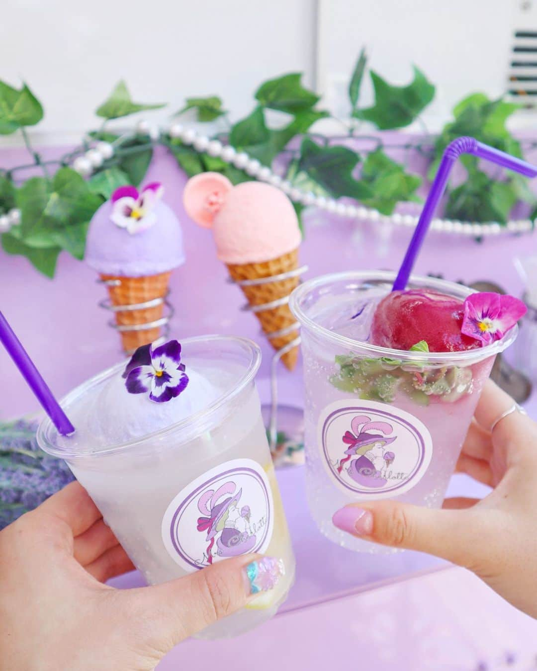 小沼瑞季さんのインスタグラム写真 - (小沼瑞季Instagram)「💜🍨💜🍨﻿ ﻿ 中目黒でラベンダーカラーの﻿ キッチンカー見つけた🚌💜﻿ ﻿ ミセスシャーロットっていうお店で﻿ 金土日祝のみ郷さくら美術館の前にいるみたい🐰﻿ ジュースもアイスも可愛いーっ🍹🍨💕﻿ ﻿ この日も日差しちょー強くて34度🥵☀️﻿ 立ってるだけで汗たらたら〜〜💦﻿ デニムは焼けないけど暑いね😵﻿ ﻿ tops♡#deicy﻿ pants♡#verybrain ﻿ bag♡#loewe﻿ sandal♡#chesty﻿ ﻿ ﻿ 夏に着る黒ブラウス好き💗💗💗﻿ ﻿ ﻿ #nakameguro#nakamegurocafe#MrsCharlotte#ミセスシャーロット#キッチンカー#アイスクリーム#フードトラック#東京カフェ#中目黒カフェ#中目黒#ラベンダーカラー#カフェ巡り#デイシー#ベリーブレイン#チェスティ#ロエベ#ロエベバッグ#deicysnap#郷さくら美術館#카페순례#토쿄카페#라벤다#デニムコーデ#みいきコーデ#みいきのカフェめぐり☕️🍰」8月10日 22時41分 - mizukikonuma