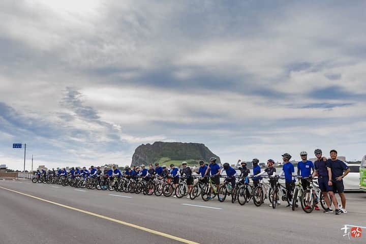 ジヌションさんのインスタグラム写真 - (ジヌションInstagram)「🚴‍♂️ 백만프로젝트 시즌 5 루게릭요양병원 건립 위해 제주도 종주 기부라이딩 50명의 기적의 라이더분들 제주도 종주를 축하드립니다! 희망의 끈을 이어가 주셔서 진심으로 감사드립니다~ #승일희망재단 #루게릭요양병원건립」8月10日 22時46分 - jinusean3000