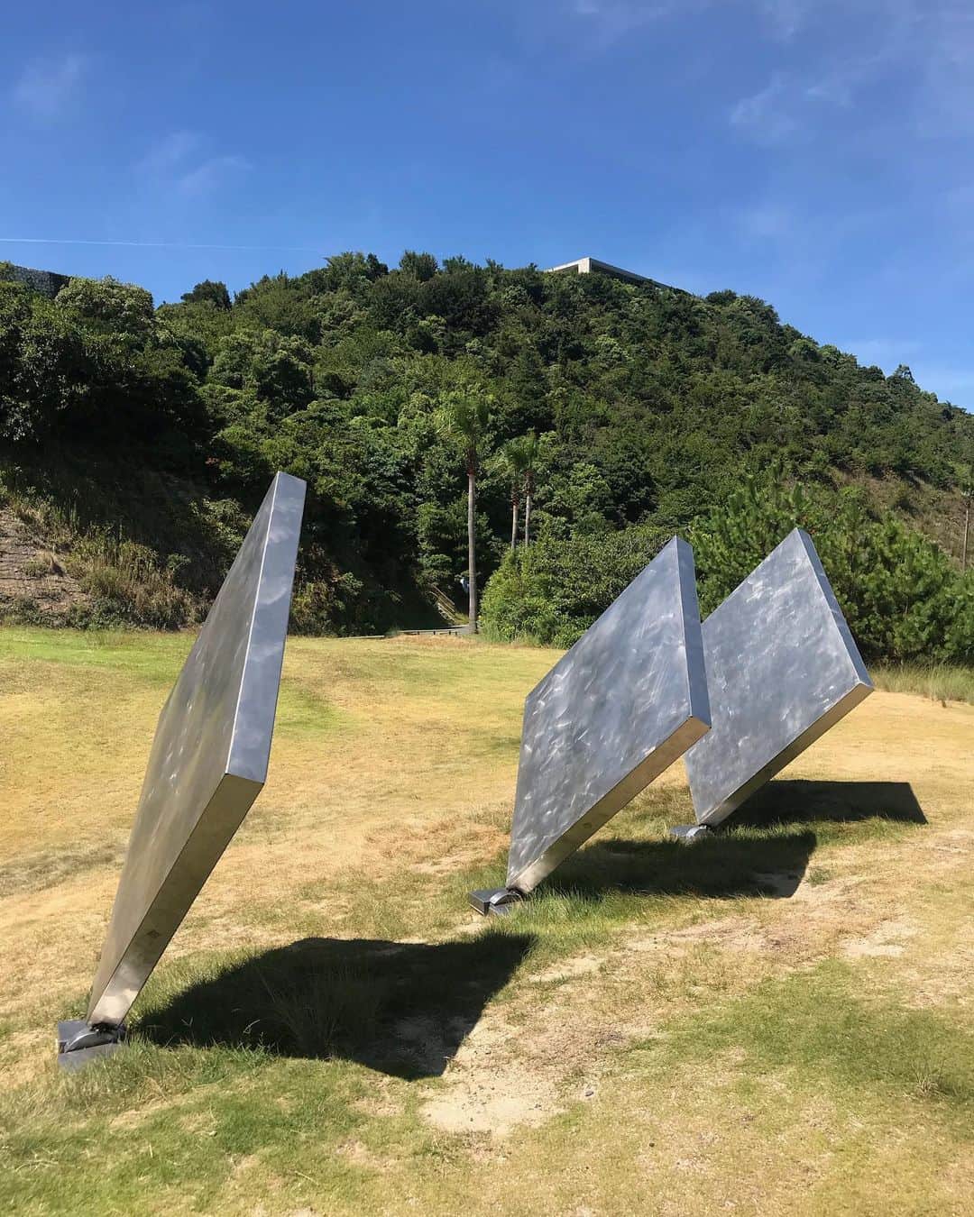 barneysnyofficialさんのインスタグラム写真 - (barneysnyofficialInstagram)「Tucked deep within the inlands of Japan lie the idyllic island town of Naoshima. This rural town is known as an international art destination, and is packed with museums, installations, and architectural sites — works by Eastern and Western contemporary artists ranging from @jamesturell to Yayoi Kusama can be found scattered throughout.  Barneys’ Editor-in-Chief @luxomancer took these #bnyvoyage photos while exploring the Benesse House Museum in Naoshima. With summer in full swing, tell us what your dream destination is — no matter how far flung or crazy (still waiting for Elon Musk to offer luxury getaways to Mars).」8月10日 22時49分 - barneysny