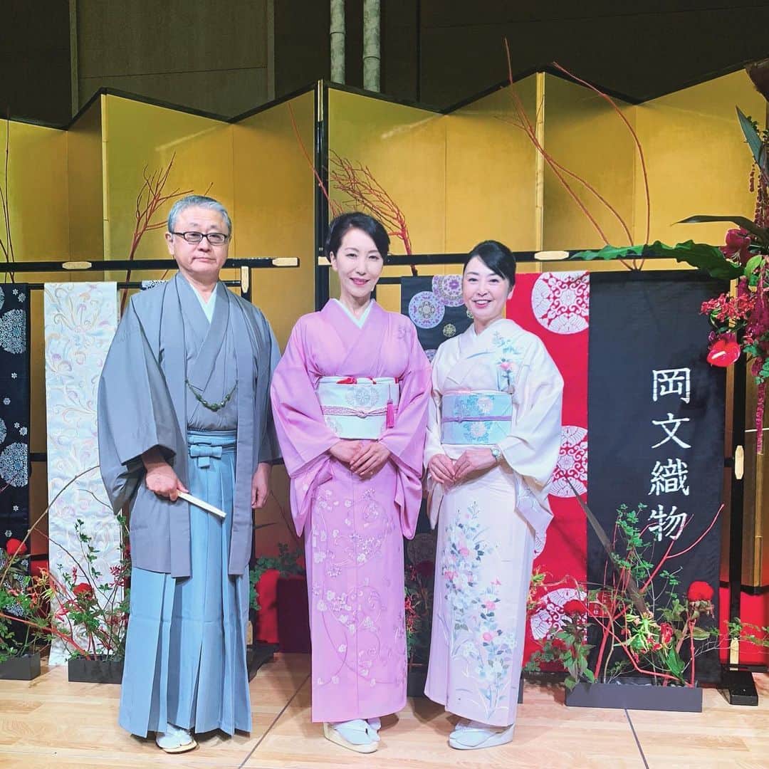 のインスタグラム：「ハースト婦人画報社「美しいキモノ」のイベントが京都で開催され、参加してきました。  会場の舞台には京都西陣で創業320年の老舗帯メーカー岡文織物株式会社の新ブランド「貴瑛」の帯が華やかに飾られていました。  左手は岡文織物株式会社 代表取締役 岡本繁夫氏と、中央は「貴瑛」プロデューサーの荒井弥栄さん。  イベントの模様はプロフィールのAmeba公式ブログをご覧下さい。  #美しいキモノ  #美しいキモノイベント  #荒井弥栄  #荒井弥栄さん  #荒井弥栄さんプロデュースの帯  #岡文織物 #貴瑛 #着物 #着物女子  #着物好きな人と繋がりたい  #着物好きの集まり  #フォーシーズンズホテル京都  @kimonobijin  #kimono @utsukushiikimono @wasou.world」