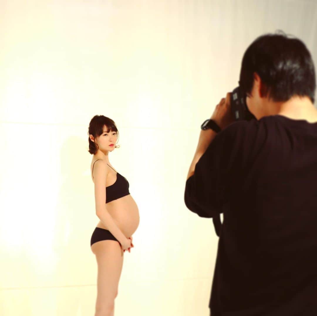 しほの涼のインスタグラム：「既に懐かしき妊婦🤰‼️ 大きなお腹に戻りたーい😂💕 この中に今の娘がいたかと思うと不思議で仕方ない🤔 重度妊娠悪阻の時、母体の為に中絶を提案された入院2ヶ月目のあの日。 旦那さんと話し合って『つらいけど、死ぬほどしんどいけど、でも、でも堕したくない』って泣いたあの日。 娘に会えて良かった、諦めなくて良かった。 娘を産めて良かった。 お腹は引っ込んだけど、代わりにおっぱいに吸い付いてる娘を抱いてる。 人生の選択って不思議😌💕💕 #マタニティフォト #マタニティコーデ #マタニティ記録 #妊娠8ヶ月 #妊婦 #令和ベイビー #ママリ #悪阻 #重度妊娠悪阻 #ご先祖様に守られてる #ご先祖様ありがとう #巡り合わせ #娘 #愛してるよ」