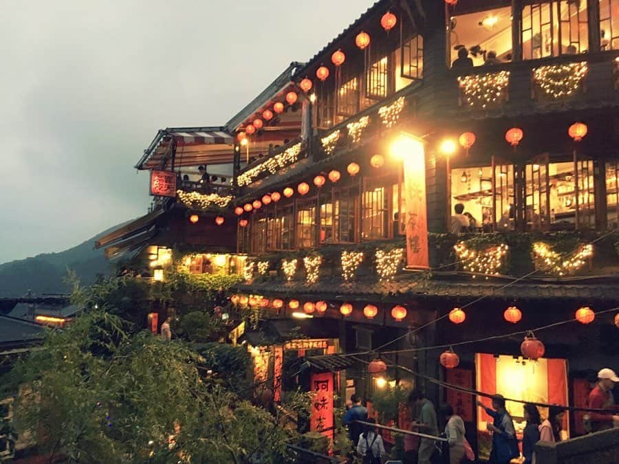 のインスタグラム：「#台湾 の﻿ #九份 と﻿ #十份 🏮﻿ 昼に十份行って、﻿ 夕方から九份行ったよ！﻿ ﻿ ﻿ ﻿ 夕方～夜﻿ だんだん暗くなっていく時が﻿ きれいでオススメだよ💫✨﻿ ﻿ ノスタルジックな雰囲気🥰﻿ ﻿ ﻿ 九份は千と千尋の神隠しの舞台みたい、と﻿ 呼び声の高い有名な観光名所！ ﻿ 混んでて大変だけど﻿ 美味しいお茶を飲みながら﻿ 山や九份の街並みを見渡せるのは﻿ とっても良い時間💓💓﻿🍵 ﻿ 凄い良かったから 当時、台湾旅行のこと﻿ メディアで記事にしたな～🥰﻿ ﻿ ﻿ 最後の1枚は﻿ #夜市 でみつけた﻿ #胡椒餅  美味しかった！！﻿ ﻿ 台湾グルメ色々食べたけど、﻿ 胡椒餅好き💓💓﻿ ﻿ 帰国後 横浜中華街でも見つけて﻿ 食べたよね～🥰😊﻿ 📍 台湾 九份 ﻿ #台湾旅行﻿#台湾#台北#台湾女子旅 #台湾グルメ #taiwan #千と千尋の神隠し #絶景 #世界の絶景 #絶景スポット #アジア #アジア旅行 #こやゆり旅 #お茶 #過去pic ﻿ ﻿」