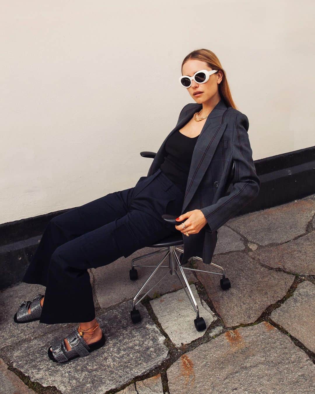 ペニーレ・タイスベックのインスタグラム：「100% Scandiavian  @MATCHESFASHION #mfxstylesocial」