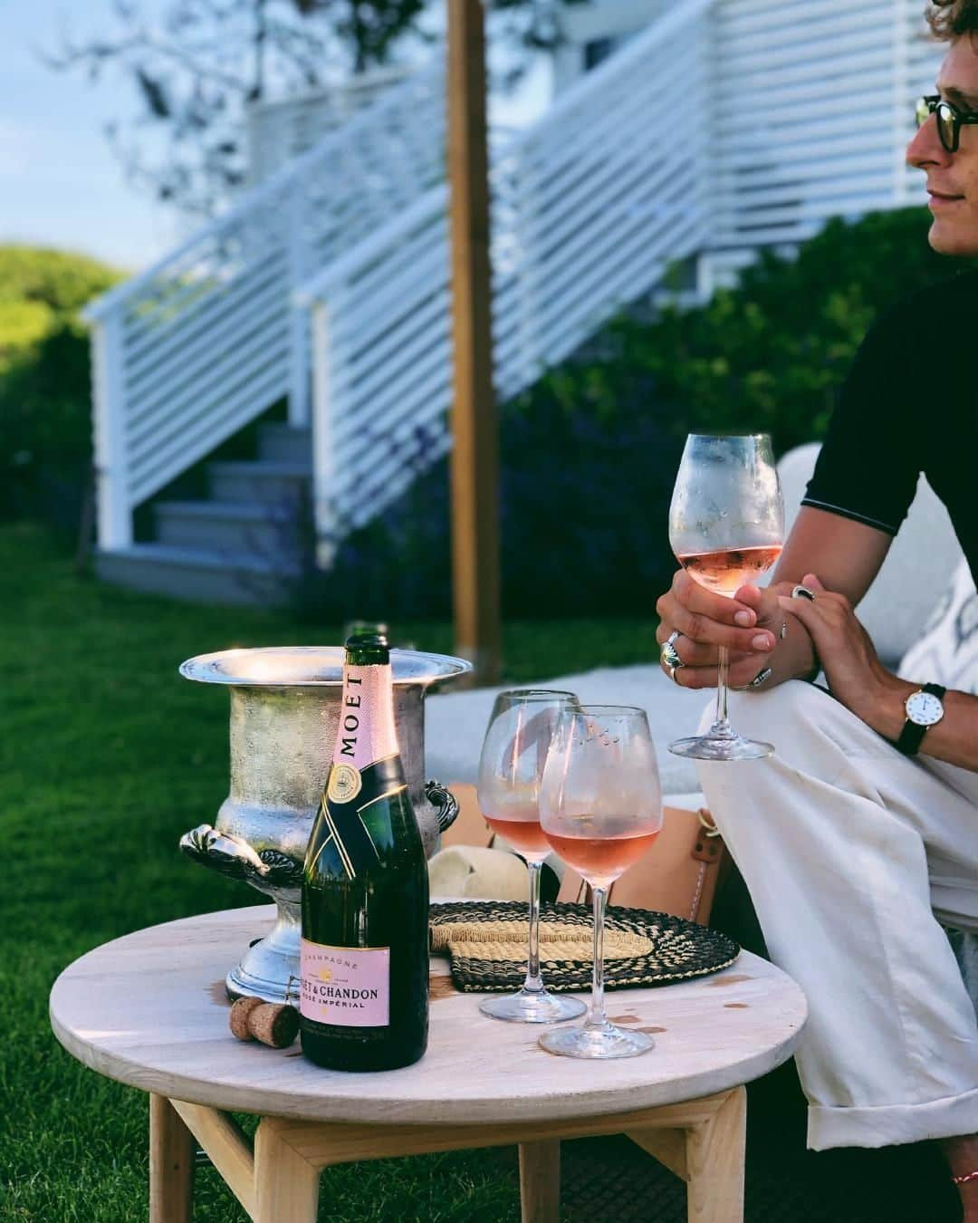 Moët & Chandon Officialさんのインスタグラム写真 - (Moët & Chandon OfficialInstagram)「Sometimes the grass is not greener on the other side. Picture by @maxpoglia #MoetMoment #MoetRose #AfterBeach . This material is not intended to be viewed by persons under the legal alcohol drinking age or in countries with restrictions on advertising on alcoholic beverages. ENJOY MOET RESPONSIBLY」8月10日 23時00分 - moetchandon