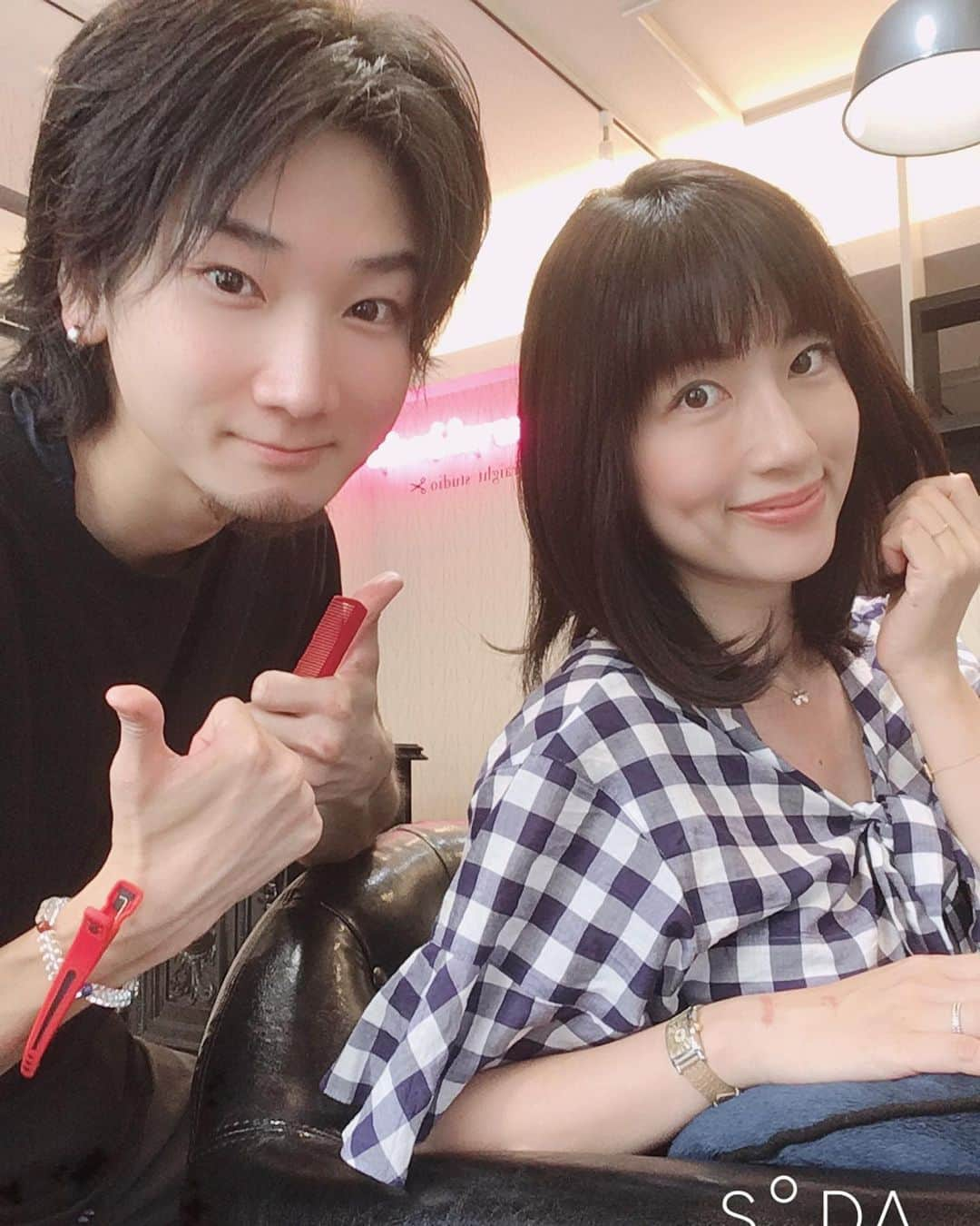 庄司ゆうこさんのインスタグラム写真 - (庄司ゆうこInstagram)「先日、お友達の坪井誉幸さんが恵比寿に美容院をオープンしたということでトリートメントしに行ってきました😊 坪井さんは、自分の力でお店を開業されたということで、私も26歳でマンションの一室からスタートしたので、なんだか凄く共感出来ました✨ 自分1人で何かを始めるって本当にエネルギーが必要で、私も当時、若くて勢いがあったからここまで来れたけど、今から何か新しい事業始めるとかは無理だなぁ、、😂 そんな坪井さんの美容院はプライベート空間なので、子連れもOKみたいだし、凄く落ち着く空間なのでママさんたちにもオススメです✨ #髪質改善 #恵比寿 #美容室 #トリートメント#marvelbacksstraightstudio#サロンオーナー#開業#独立#経営者仲間#髪の毛#切る前です」8月10日 23時09分 - yuko.shoji