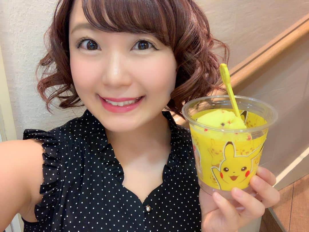 嶋梨夏さんのインスタグラム写真 - (嶋梨夏Instagram)「絶対食べたいって思っていたサーティワンのピカチュウアイスを食べて来ました😍可愛いし美味しい〜🥺💓フルーツオレみたいな味でピーチの風味が爽やかで楽しい気持ちになるフレーバーでしたっ🍨💕💕💕 #31ポケ夏キャンペーン #サーティワン #baskinrobbins #ポケモン #pokemon #pocketmonsters #ピカチュウ #pikachu #ピカチュウの10まんボルトフルーツミックス #アイス #icecream #sweets #スイーツ女子 #アラサー女子 #ショートボブ #ショートボブアレンジ #巻き髪 #photooftheday #JAPAN #japanesesweets #japanesegirl #avex #avexmanagement #instagood #followme #極度の甘党 #ricashima #嶋梨夏」8月10日 23時02分 - shimarica_jp