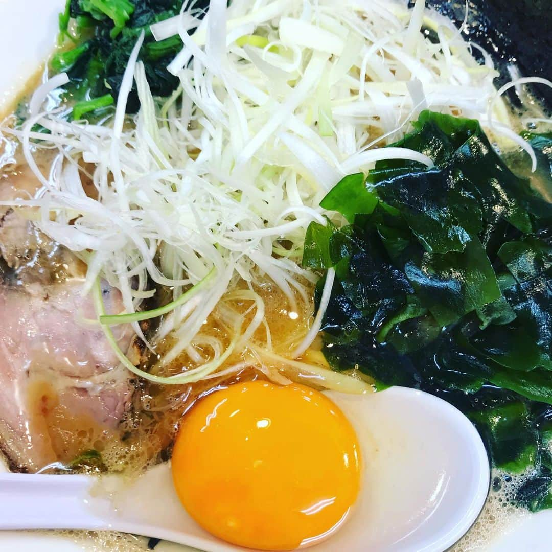 宇野薫さんのインスタグラム写真 - (宇野薫Instagram)「UNO DOJOの後は、 㐂輪のラーメン🍜で塩分補給 ご馳走様でした！！ #㐂輪 #㐂輪ラーメン #ネギラーメン #かため #のり増し #生卵 #ほうれん草 #半ライス #塩分補給 #宇野薫」8月10日 23時08分 - caoluno