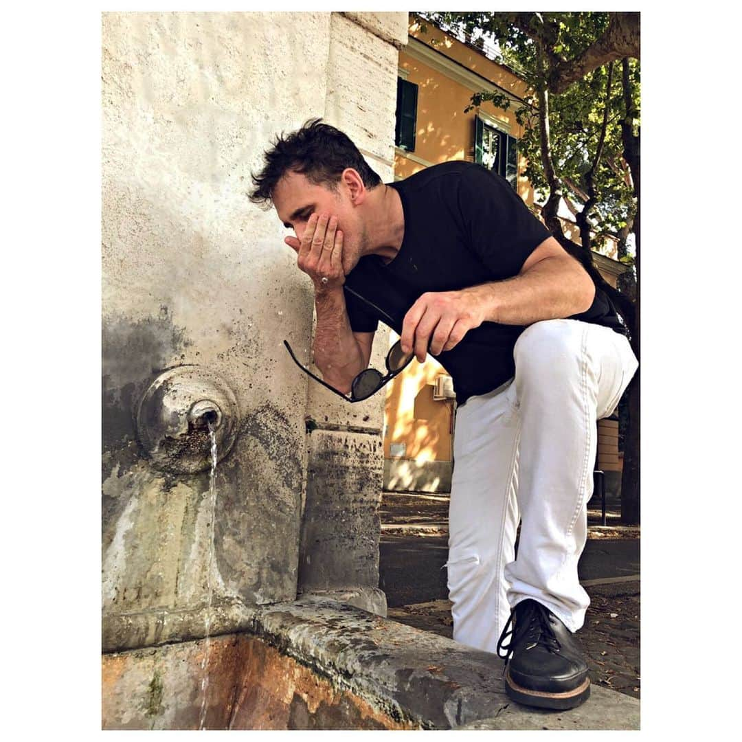 マット・ディロンさんのインスタグラム写真 - (マット・ディロンInstagram)「Rome in August. Staying hydrated. The water at Sant Agnese just seems colder. #rome #fountainsofrome #italy #santagnese  photo:Fausto」8月10日 23時18分 - mattdillon