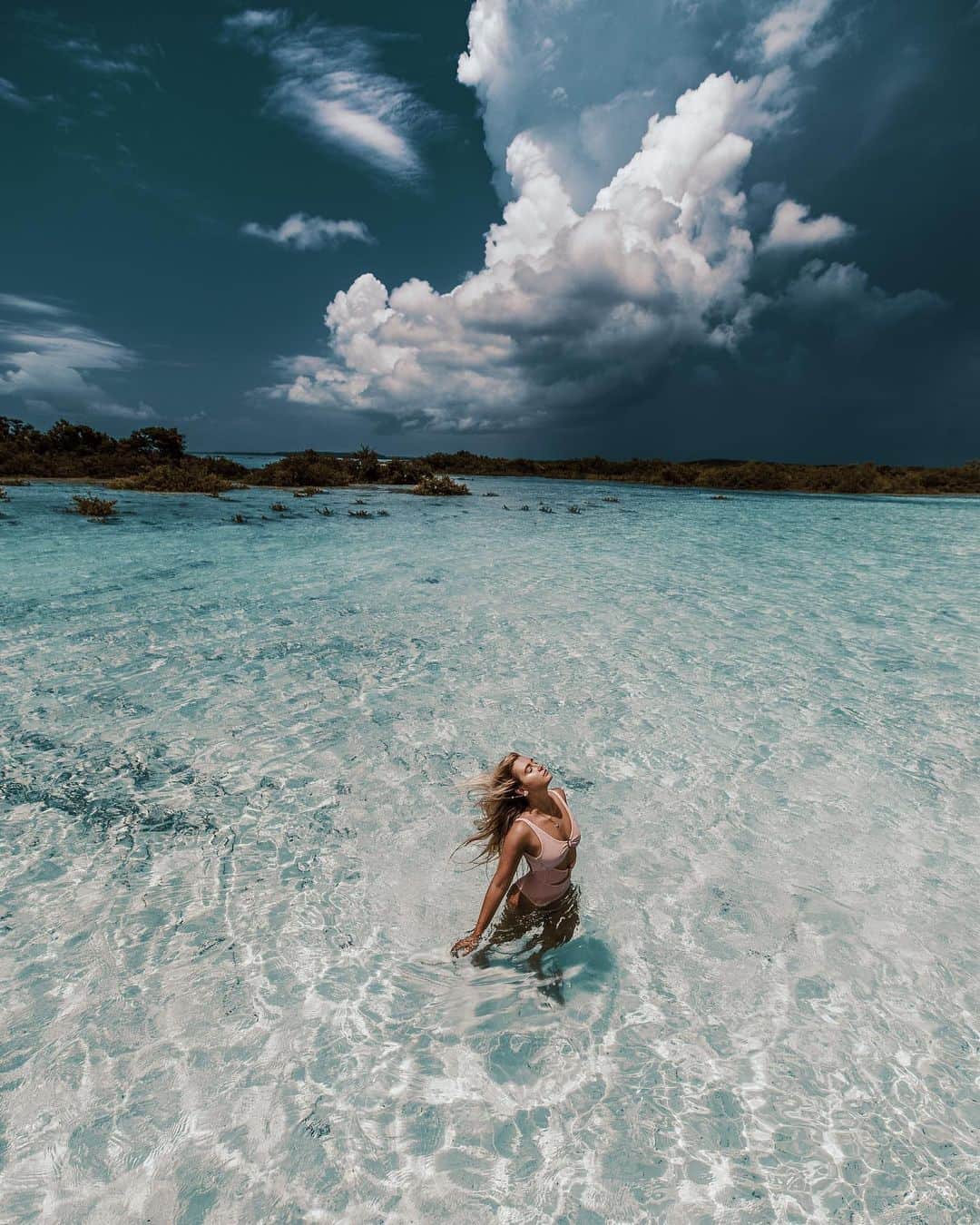 サシャ・カリスさんのインスタグラム写真 - (サシャ・カリスInstagram)「Eye of the storm ⛈💦 📸 @jackbatesphotography  Swim 👙 @revolve ✨」8月10日 23時19分 - _bahamasgirl_