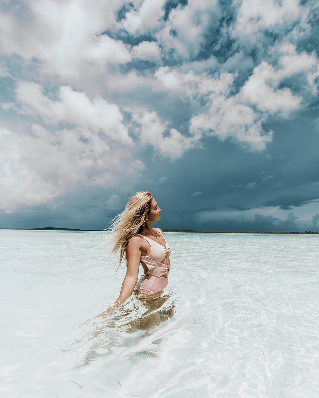サシャ・カリスさんのインスタグラム写真 - (サシャ・カリスInstagram)「Eye of the storm ⛈💦 📸 @jackbatesphotography  Swim 👙 @revolve ✨」8月10日 23時19分 - _bahamasgirl_