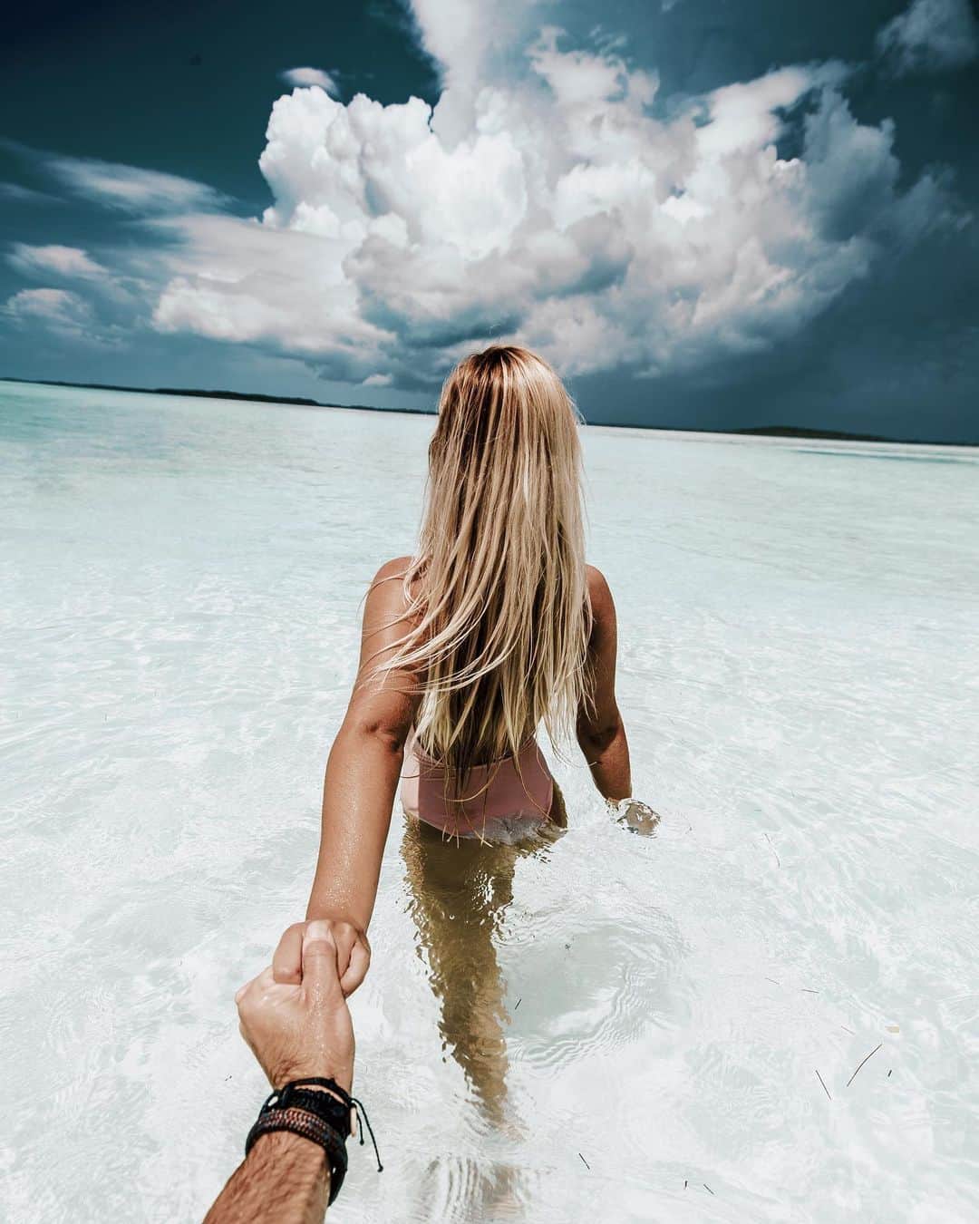 サシャ・カリスさんのインスタグラム写真 - (サシャ・カリスInstagram)「Eye of the storm ⛈💦 📸 @jackbatesphotography  Swim 👙 @revolve ✨」8月10日 23時19分 - _bahamasgirl_
