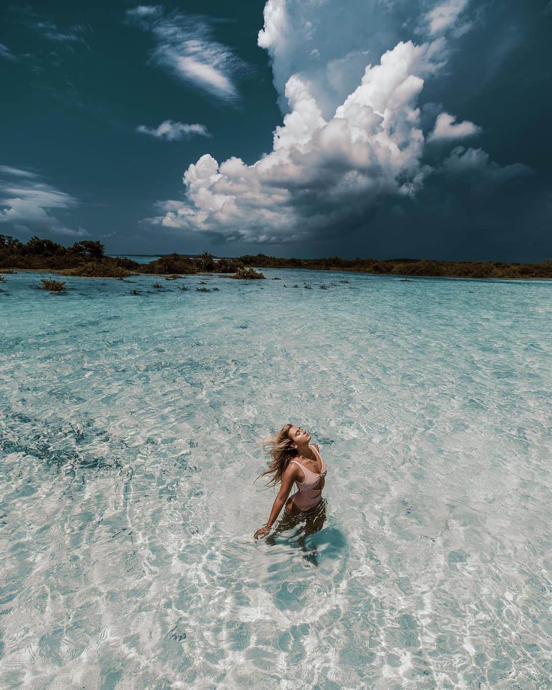 サシャ・カリスのインスタグラム：「Eye of the storm ⛈💦 📸 @jackbatesphotography  Swim 👙 @revolve ✨」