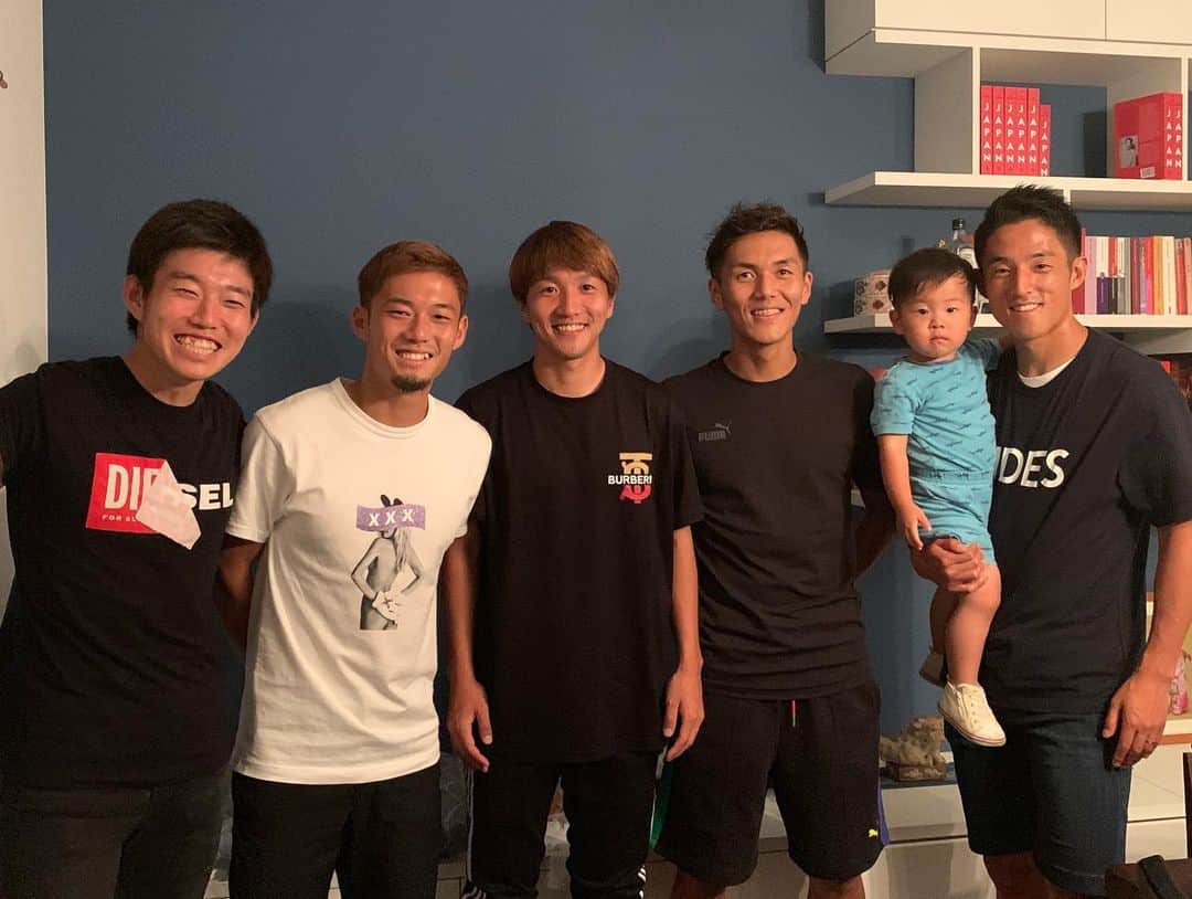 森岡亮太のインスタグラム：「・ ニューフェイスと食事会🍖😋 ・ #天野純 #小池龍太 #ボブ」