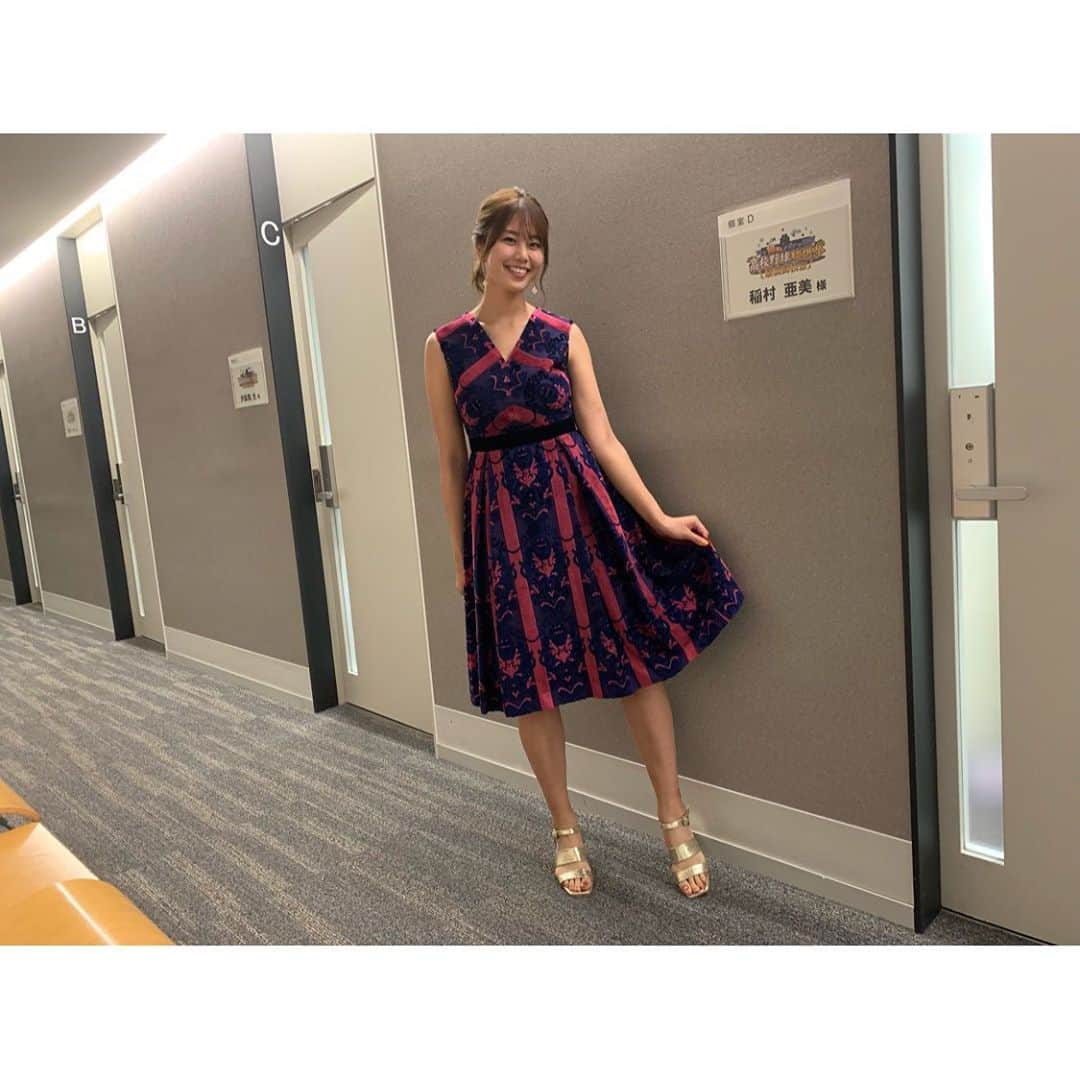 稲村亜美さんのインスタグラム写真 - (稲村亜美Instagram)「今日はテレビ朝日 「ファン10万人がガチで投票！高校野球総選挙」最強高校編みてくださってありがとうございました😊🙏 それぞれの最強高校があると思うので一概にどこが絶対にここが1位だ！！とかあるわけではないのでどこの高校が選ばれてもおかしくない順位だったと思います😥✨ わたしが生まれる前の甲子園の映像が観れたりと楽しかったな〜 3時間があっという間でした！！ 皆さんはどこが一位予想だったのでしょうか？ 教えてください🙆‍♂️✨ 1枚目は元PL学園の野村弘樹さんと🥰 いつもユーモアの溢れている頼れる弘樹さんです🙏🙏 そして衣装はdress @rieka_inoue_gnu accessory @marina_hma でした🥰  #ちなみにPL学園のPを表現しようとして逆になってしまいまった一枚です。笑」8月10日 23時21分 - inamura_ami