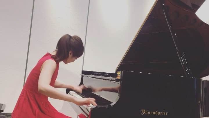 森本麻衣のインスタグラム：「Chopin/24prelude no.16 ショパン/24の前奏曲 16番 . 少し前の本番の録画🎥 1分しかアップできないので、残りの動画も後からアップします🙌 . . . . #maimorimoto#piano#chopin#24prelude#16#pianist#concert#bösendorfer#bosendorfer#grandpiano#🎹#森本麻衣#ピアノ#ショパン#プレリュード#前奏曲#ピアニスト#コンサート#本番#ベーゼンドルファー#演奏動画」