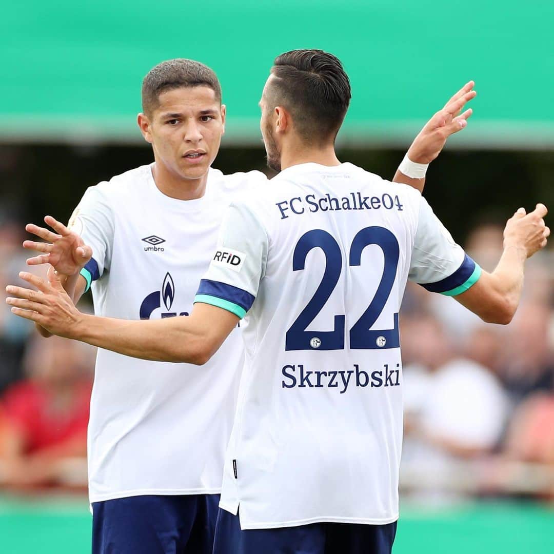 シャルケ04さんのインスタグラム写真 - (シャルケ04Instagram)「🙌🏽 Erstes Pflichtspieltor 2019/20 🙌🏽 ⚽️ @steven.skrzybski.22 ⚽️ . . 🙌🏽 First competitive goal of the 2019/20 season 🙌🏽 . . #SVDS04 #Schalke #S04 #Matchday #Football #Soccer #DFBPokal #Knappen #WirLebenDich #🔵⚪️」8月10日 23時36分 - s04