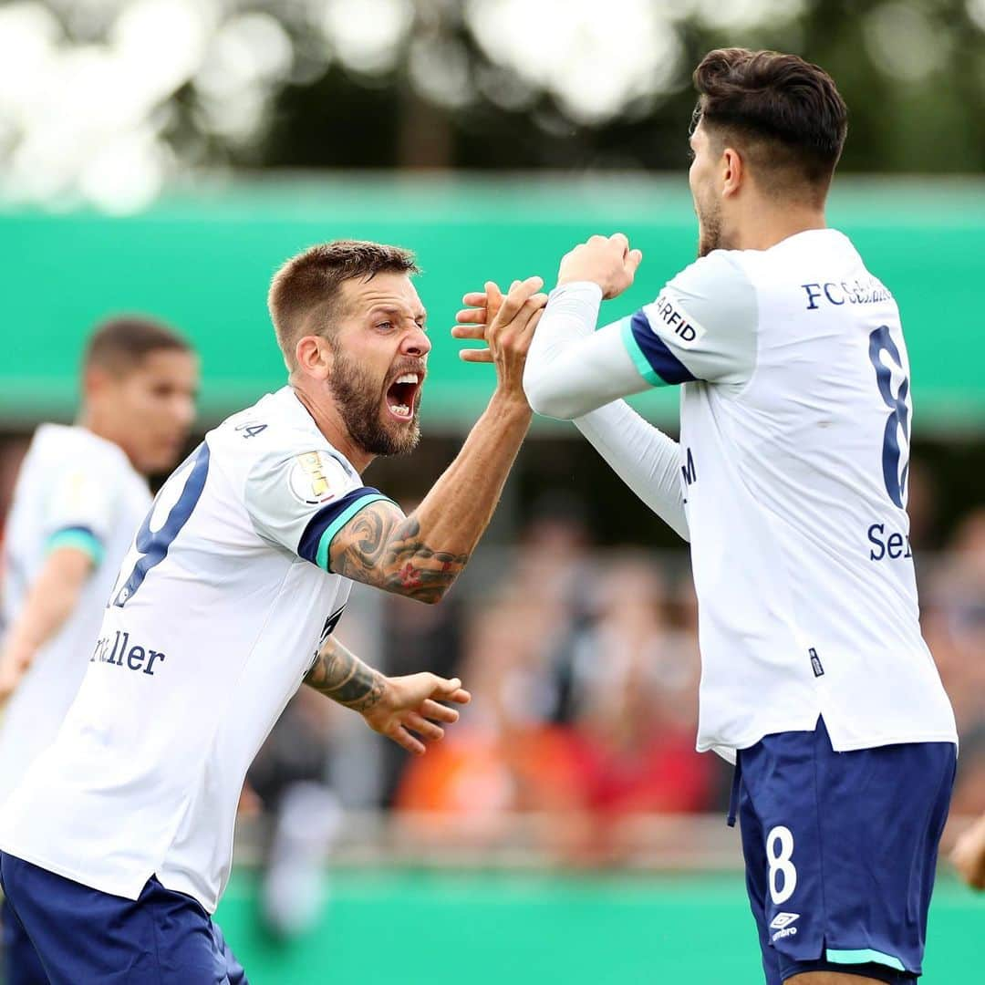 シャルケ04さんのインスタグラム写真 - (シャルケ04Instagram)「🙌🏽 Erstes Pflichtspieltor 2019/20 🙌🏽 ⚽️ @steven.skrzybski.22 ⚽️ . . 🙌🏽 First competitive goal of the 2019/20 season 🙌🏽 . . #SVDS04 #Schalke #S04 #Matchday #Football #Soccer #DFBPokal #Knappen #WirLebenDich #🔵⚪️」8月10日 23時36分 - s04