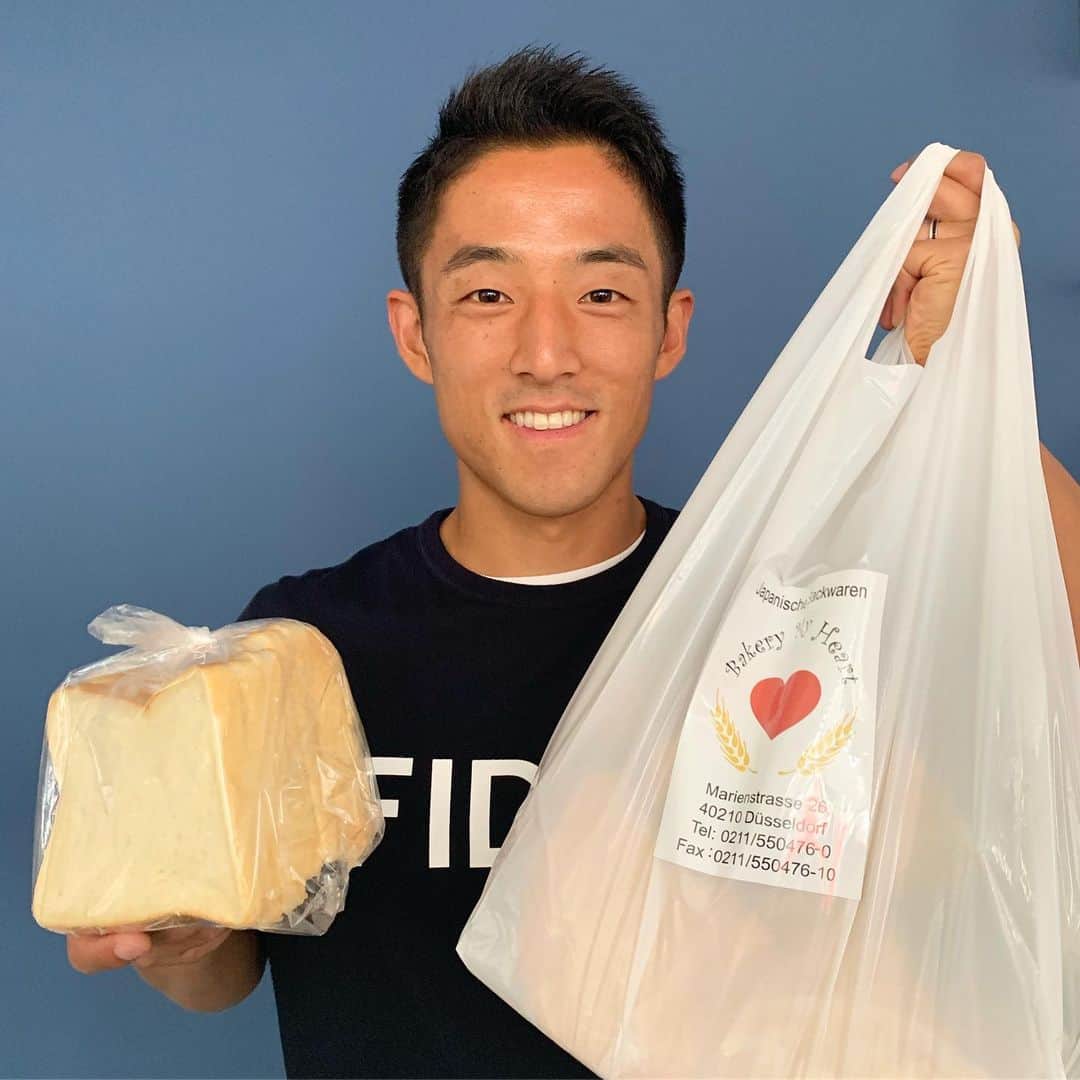 森岡亮太のインスタグラム：「・ Bakery My Heart さんの食パン🍞 ジャパニーズクオリティ最高！！ ・ ブリュッセルでも買えるみたいです👍🏻 ・ #bakerymyheart  #Düsseldorf #Bruxelles」