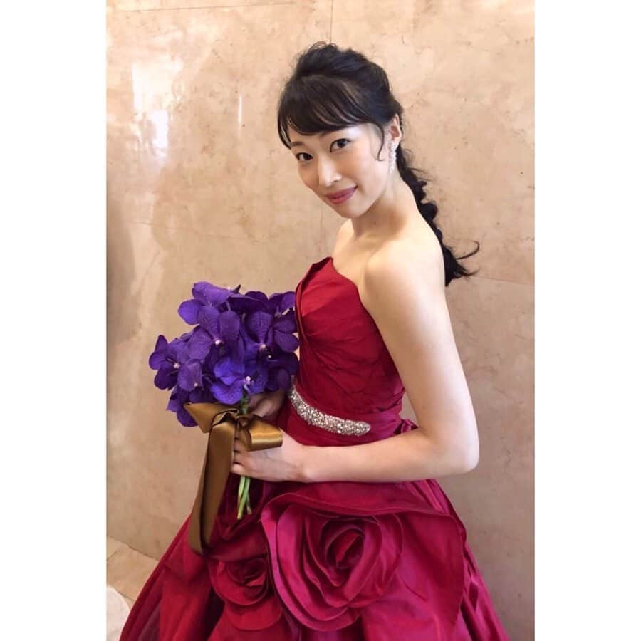 海隼人（有馬佐織）さんのインスタグラム写真 - (海隼人（有馬佐織）Instagram)「今回のドレスショーは6着、着させて頂きましたが、 一番お気に入りだった衣装と以前1度着た事のあるドレスにまた巡り合った記念に👗 ✨✨✨ どの現場でも学ばせて頂く事が多い。 ちょっと前、自分の中ではかなりショックだった失敗のお話しをぽろっとこぼした時、 人生の先輩から有難いお言葉を頂きました。 『「失敗」と書いて「経験」と読むんだよ。 何でも経験。 今日は凄く素敵だったよ！ ずっと見ていたいと思ったよ。』 と、思いもしなかった嬉しい言葉に 胸が熱く一杯になりました。 力強く背中を押して頂けたようで 本当に有難く、心が救われました。 ありがとうございました。 ・ ・ #ドレスショー#ドレス#model #foursisandco#記録 #weddingdress#dress#cocktaildress #カクテルドレス#カラードレス  #white#red  #bridalhair#hairarrange #編み込みアレンジ #三つ編みアレンジ  #ヘアーアレンジ #アップヘア #豪華#こっくり#刺繍が素敵 #ウエストリボン#ポイント #人生の先輩に感謝#学び #ありがとうございました #宝塚og#元宝塚 #海隼人」8月10日 23時31分 - saorimahalo