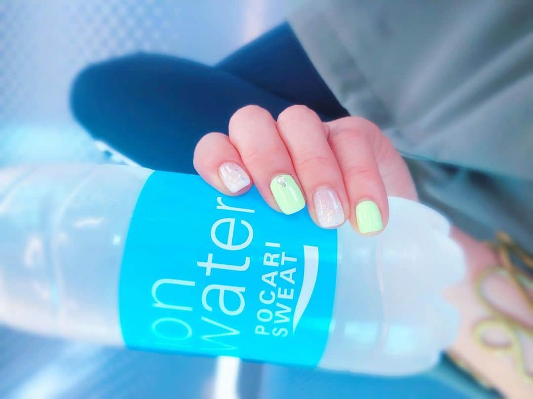 YUUKIさんのインスタグラム写真 - (YUUKIInstagram)「ネイルだけでも💅 夏気分を満喫です  #nailsofinstagram #nails #nailart #new #instagood #photooftheday #photography #beauty #夏ネイル #ネイルアート #グラデーションネイル #夏色 #派手色 #気分転換 #一気飲み #イオンウォーター #キャッチコピー #広告からファンに」8月10日 23時32分 - yuuki_._official