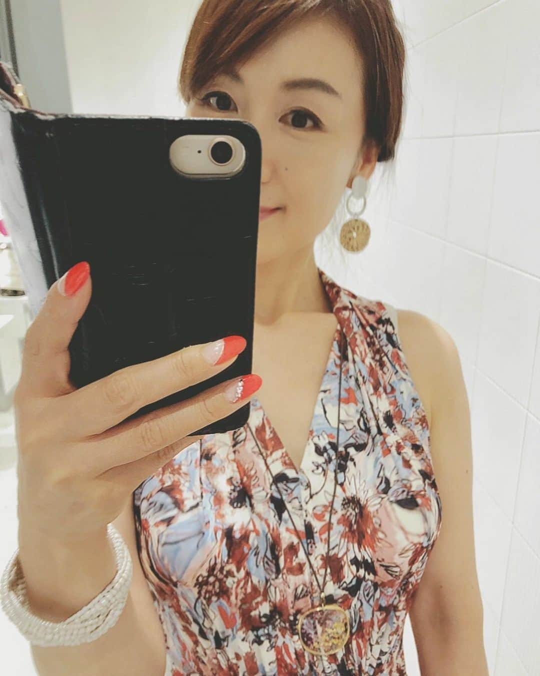 小林万希子さんのインスタグラム写真 - (小林万希子Instagram)「夏の夜 ちょっと涼しくなったような ・ ・ 夜はノースリーブで出かけられるのが楽ちんです✨ ・ ようやくお盆休み 出来るだけ頭から仕事を離す期間にしよ✨ ・ ・ このワンピ ジャージ素材で着やすい💛😉 ・ ・ 全身撮るの忘れたなぁ ・ また撮ります👍 ・ ・ ・ #夏の夜  #ノースリーブワンピース  #日焼け #夜は気にせず ♡ #動きやすい  #動きやすいコーデ  #アクセサリー  #大きめイヤリング #ワンピース  #ワンピースコーデ  #ワンピース大好き  #コーデ楽ちん 👍❤️」8月10日 23時41分 - macky1218