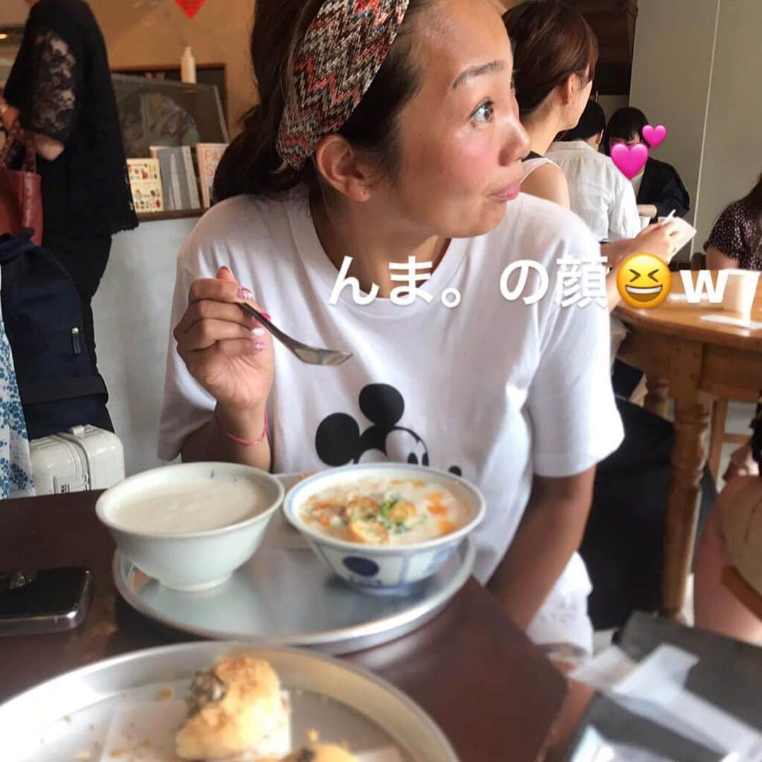 迫田愛子さんのインスタグラム写真 - (迫田愛子Instagram)「朝8時のオープンを狙って台湾的朝ごはん☀️ 温かい酸っぱいスープが美味😊✨ 欲張って冷たい豆乳も全種類頼んだもんで豆乳尽くし過ぎてお腹ちゃぷちゃぷ。笑  次回は温かいスープに、油条プラス。黒ごま豆乳かな💗  並んでない時また行きたい。 暑かったんだもの。笑  #ママ #mammy #baby #babyboy #男の子ママ#生後23ヶ月 #1歳11ヶ月 #8月生まれ」8月10日 23時42分 - aiko_esnail