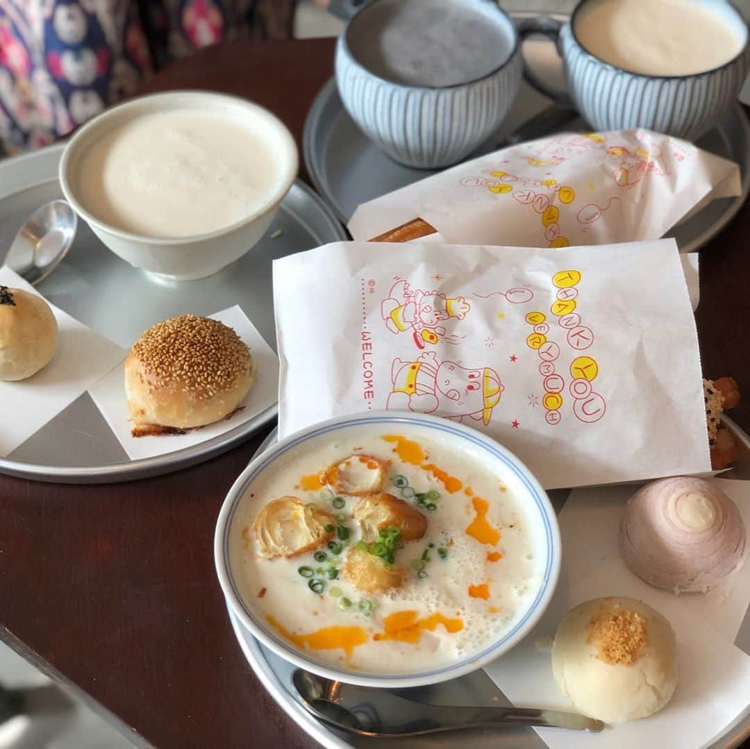 迫田愛子さんのインスタグラム写真 - (迫田愛子Instagram)「朝8時のオープンを狙って台湾的朝ごはん☀️ 温かい酸っぱいスープが美味😊✨ 欲張って冷たい豆乳も全種類頼んだもんで豆乳尽くし過ぎてお腹ちゃぷちゃぷ。笑  次回は温かいスープに、油条プラス。黒ごま豆乳かな💗  並んでない時また行きたい。 暑かったんだもの。笑  #ママ #mammy #baby #babyboy #男の子ママ#生後23ヶ月 #1歳11ヶ月 #8月生まれ」8月10日 23時42分 - aiko_esnail