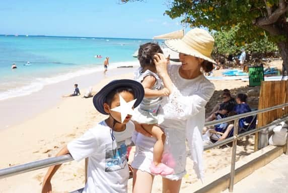 林香里さんのインスタグラム写真 - (林香里Instagram)「お気に入りの親子3人写真👩‍👧‍👦💕 しかも絶景をバックにだなんて…🥺 しっかりパワーチャージできたし充電満タン💪🏻👍🏻#hawaii#oafu#aloha#waikiki #beach#waikikibeach#sunny」8月10日 23時42分 - kaori_hayashi1203