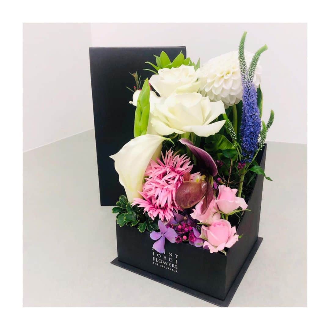 小西さやかさんのインスタグラム写真 - (小西さやかInstagram)「美容業界の重鎮の皆様と仲良し飲み会。(私はソーダ水) 色んな情報をいただけてとっても勉強になりました。 いつもありがとうございます(^^) . <教えていただいたクリニック情報をご紹介> 手足の多汗症は、原因ははっきりわかっていませんが、交感神経が高まった状態が続くとエクリン腺が活性化され多量の汗が出るといわれていますが、交感神経が高まる精神的刺激や緊張がそれほど強くないときも汗が出るようで、一概に交感神経だけではないようです。 そんな難解な多汗症ですが、手足にボトックス注射をする対策もありますが、今はイオンフォトレーシスは手足に微弱な電流を流しとても手軽な治療で今、人気が高まっているそうです。ただ通院回数が多いのと継続しないと再発するようなので、その点では面倒なようです。 . そして、妊娠のお祝いで豪華なSAINT JORDI FLOWERS のお花ボックスをいただきました。 大切にさせていただきます(*≧∀≦*) #SAINTJORDIFLOWERS#多汗症#手足の多汗症#クリニック#美容クリニック#ボトックス#ボトックス注射#イオンフォトレーシス#汗対策#汗臭#美容業界#妊娠#花ボックス#サンジョルディフラワーズ #ボックスフラワーアレンジメント #汗対策コスメ #汗対策もバッチリ #コスメコンシェルジュ」8月10日 23時43分 - cosmeconcierge