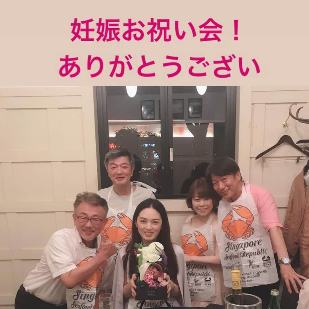 小西さやかさんのインスタグラム写真 - (小西さやかInstagram)「美容業界の重鎮の皆様と仲良し飲み会。(私はソーダ水) 色んな情報をいただけてとっても勉強になりました。 いつもありがとうございます(^^) . <教えていただいたクリニック情報をご紹介> 手足の多汗症は、原因ははっきりわかっていませんが、交感神経が高まった状態が続くとエクリン腺が活性化され多量の汗が出るといわれていますが、交感神経が高まる精神的刺激や緊張がそれほど強くないときも汗が出るようで、一概に交感神経だけではないようです。 そんな難解な多汗症ですが、手足にボトックス注射をする対策もありますが、今はイオンフォトレーシスは手足に微弱な電流を流しとても手軽な治療で今、人気が高まっているそうです。ただ通院回数が多いのと継続しないと再発するようなので、その点では面倒なようです。 . そして、妊娠のお祝いで豪華なSAINT JORDI FLOWERS のお花ボックスをいただきました。 大切にさせていただきます(*≧∀≦*) #SAINTJORDIFLOWERS#多汗症#手足の多汗症#クリニック#美容クリニック#ボトックス#ボトックス注射#イオンフォトレーシス#汗対策#汗臭#美容業界#妊娠#花ボックス#サンジョルディフラワーズ #ボックスフラワーアレンジメント #汗対策コスメ #汗対策もバッチリ #コスメコンシェルジュ」8月10日 23時43分 - cosmeconcierge