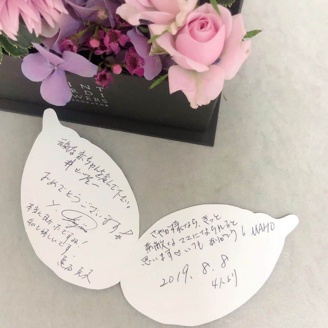 小西さやかさんのインスタグラム写真 - (小西さやかInstagram)「美容業界の重鎮の皆様と仲良し飲み会。(私はソーダ水) 色んな情報をいただけてとっても勉強になりました。 いつもありがとうございます(^^) . <教えていただいたクリニック情報をご紹介> 手足の多汗症は、原因ははっきりわかっていませんが、交感神経が高まった状態が続くとエクリン腺が活性化され多量の汗が出るといわれていますが、交感神経が高まる精神的刺激や緊張がそれほど強くないときも汗が出るようで、一概に交感神経だけではないようです。 そんな難解な多汗症ですが、手足にボトックス注射をする対策もありますが、今はイオンフォトレーシスは手足に微弱な電流を流しとても手軽な治療で今、人気が高まっているそうです。ただ通院回数が多いのと継続しないと再発するようなので、その点では面倒なようです。 . そして、妊娠のお祝いで豪華なSAINT JORDI FLOWERS のお花ボックスをいただきました。 大切にさせていただきます(*≧∀≦*) #SAINTJORDIFLOWERS#多汗症#手足の多汗症#クリニック#美容クリニック#ボトックス#ボトックス注射#イオンフォトレーシス#汗対策#汗臭#美容業界#妊娠#花ボックス#サンジョルディフラワーズ #ボックスフラワーアレンジメント #汗対策コスメ #汗対策もバッチリ #コスメコンシェルジュ」8月10日 23時43分 - cosmeconcierge