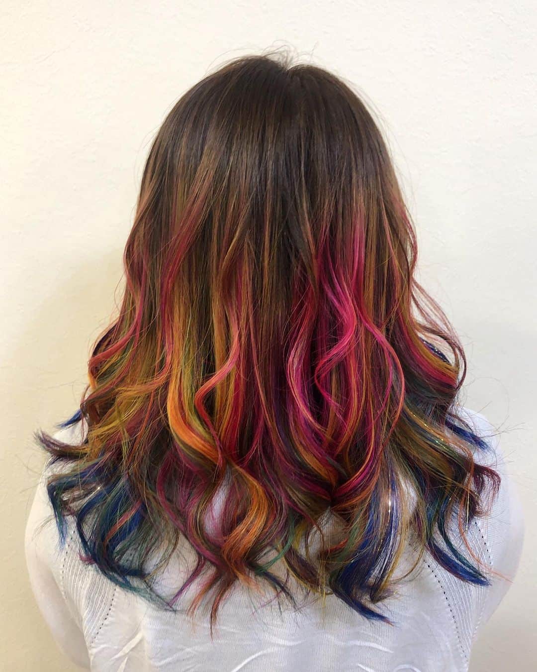 salon PRATiNO(サロンプラチノ)のインスタグラム：「. 💜🌈レインボーカラー&キラキラヘアティンセル🌈💜. . プラチノ定番のカラフル派手カラー💫 発色のいい原色をミックスで毛先に💗 その中にヘアティンセルもつけ、 可愛いヘアスタイの出来上がり✨💙 レインボーカラーに ヘアティンセルで目立つこと間違いなし✨💗 ミックス派手カラーはとことんやり尽くして 可愛さが際立つ🤭❣️❣️ とことん遊んじゃうヘアスタイルで 自分だけのカラー見つけましょう❣️ . . 【CLAVIS PRATINO】 ◇月曜日～土曜日 11:00～20:00 ◇日曜日 11:00～18:00 ※時間外はお問い合わせください。 愛知県名古屋市中区錦3-4-19石垣ビル７Ｆ ☎︎052-962-7017 . . #hairstyle #hair #cornrow #clavispratino #pratino #hairsalon #FIBREPLEX #nagoya #haircolor #love #特殊ヘア #ブラックヘア  #コーンロウ #ブレイズ  #派手髪 #ヘアカラー  #外国人風カラー#バレイヤージュ #グラデーション  #美容室 #ヘアサロン #クラビスプラチノ #名古屋 #栄 #錦」