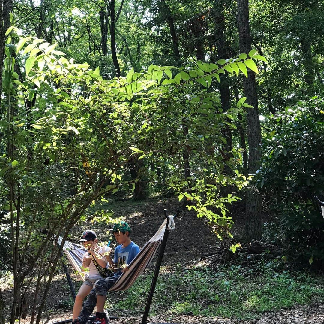 増山敬子さんのインスタグラム写真 - (増山敬子Instagram)「夏休み、森や生き物を感じ楽しむをコンセプトにした ツインリンクもてぎ へ家族で遊びに行ってきましたー！ 栃木県芳賀郡茂木町にあるモビリティテーマパークで とにかく、アクティブに楽しむのが大好きな我が家。どこ遊びに行く？がテーマで色々探して遊びに行くのが大好き！  都心ではなかなか味わえない、自然豊かなホンモノの森を散策して遊べる @twinring_motegi は 子ども達が自らの意思でのりものを“操って”、チャレンジを達成する喜びを体験できるところがポイント とにかく一日めいいっぱい遊びたい我が家。 十分楽しめすぎちゃいます。  むしろ帰りたくない！って言う事間違いなし。なので、宿泊施設もチェックマスト😊👍今回は一泊お泊まりをしたんですが、朝、夜のビュッフェは子供達から大満足😆✨✨ってくらい、美味しく、料理の種類も豊富で、泊まりで行くのが私は絶対おすすめ！ 夏休み中の今 #ツインリンクもてぎの夏休み体験会 が9月1日まで開催中で、暑い夏、びしょ濡れになるの子供って好きじゃない？ #びしょぬれフェスタ は中学生の娘も大喜び😆 #メガジップライン「つばさ」 これ我が家の大好きな遊び！息子が35kgなくできなかったんだけど、とにかく気持ちよくて体験してもらいたいアトラクションの1つ！ #迷宮森殿「ITADAKI」はもう汗だくなんだけど、 息子も娘も、"探検""好奇心""新しさ"好きで、2回もまわり、次の日の #森感覚アスレチック「DOKIDOKI」も2回回っちゃう楽しさ！頭で考え、身体を思う存分使うアクティビティーは本当に楽しい〜！ #カブクワエリア散策 #森のクラフト体験 と、とにかくやりたいこと沢山！1日では勿体ないくらいな体験と、自然豊かな場所で発見できる経験は子供達の都心の遊びでは得られないものばかり。 家族で過ごす楽しい夏休み時間、是非 ここ行ってみてほしいな！  #ツインリンクもてぎ#栃木県#夏休み#家族旅行#家族でお出かけ#アトラクション#テーマパーク#smile#水遊び#小学生男子#中学生ママ#外遊び#探検#冒険#自然豊か#アクティブママ  #PR#歩いて写真」8月10日 23時45分 - keikomasuyama