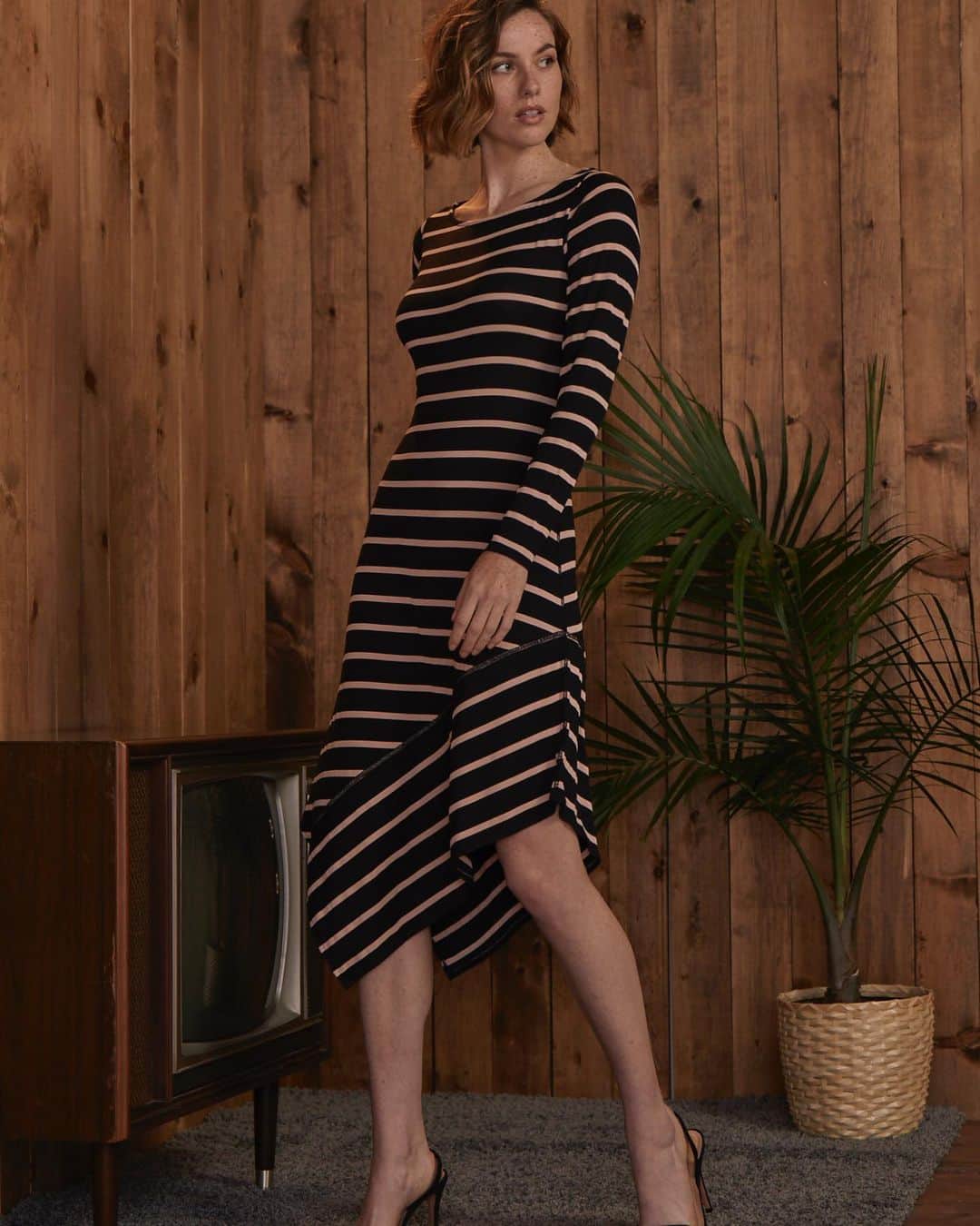 エラモスのインスタグラム：「Earning our stripes in the asymmetrical Rhea dress.」