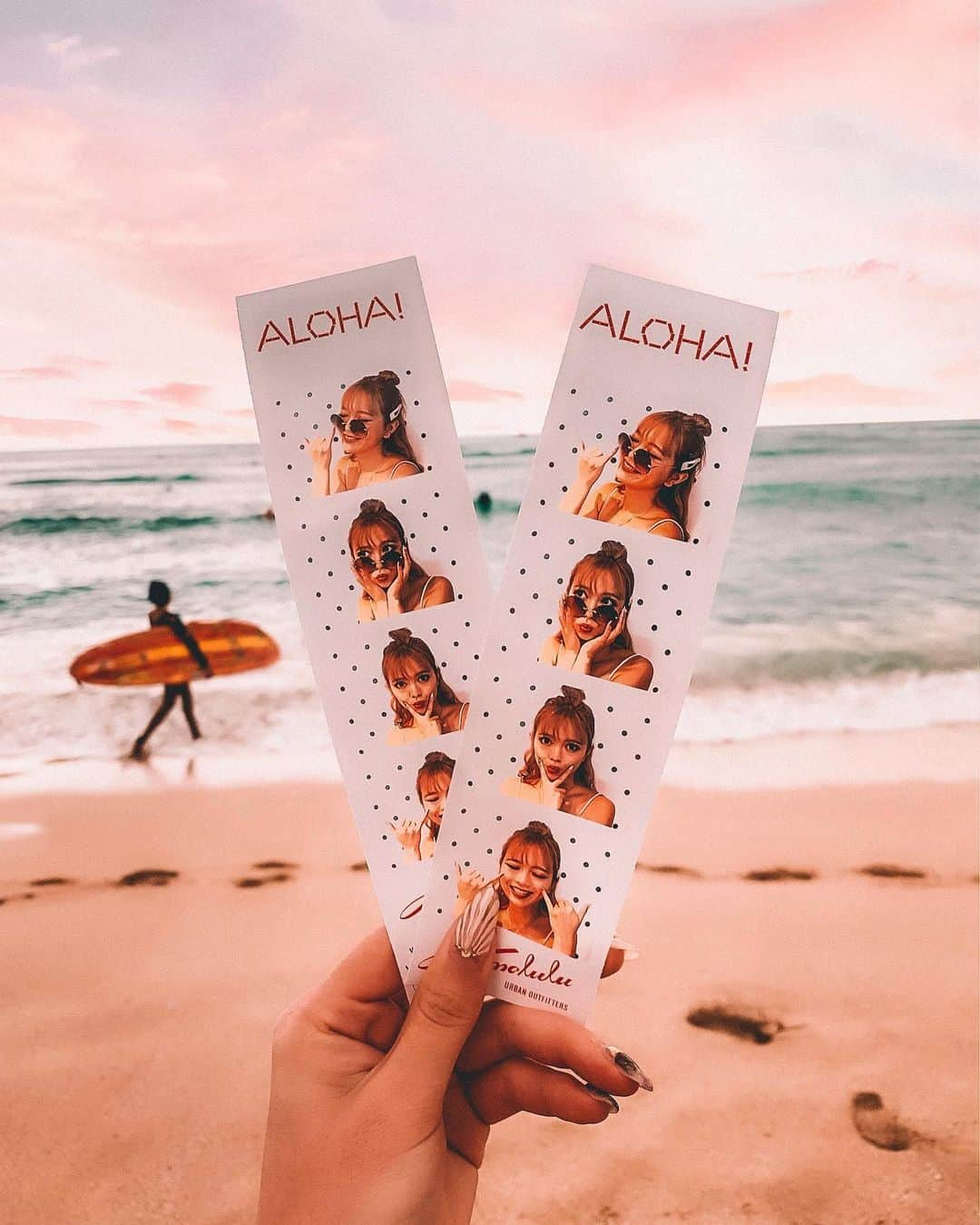 RUI ONUMAさんのインスタグラム写真 - (RUI ONUMAInstagram)「ㅤㅤㅤㅤㅤㅤㅤㅤㅤㅤㅤㅤㅤ ALOHA ! Hawaii Purikura🎞🌺 ㅤㅤㅤㅤㅤㅤㅤㅤㅤㅤㅤㅤㅤ ALOHA！のロゴが かわいいハワイのプリクラ♡ ㅤㅤㅤㅤㅤㅤㅤㅤㅤㅤㅤㅤㅤ  ワイキキビーチ近くの URBAN OUT FITTERSの中に 『PHOTO BOOTH』 があるよ📷☆ ㅤㅤㅤㅤㅤㅤㅤㅤㅤㅤㅤㅤㅤ 1回5ドル💰 ㅤㅤㅤㅤㅤㅤㅤㅤㅤㅤㅤㅤㅤ 証明写真って感じで ばちくそ盛れないんだけど シールの雰囲気は めっちゃ可愛いから ハワイの景色と撮りたくて(笑) ㅤㅤㅤㅤㅤㅤㅤㅤㅤㅤㅤㅤㅤ ――――――――――――― ㅤㅤㅤㅤㅤㅤㅤㅤㅤㅤㅤㅤㅤ 🗺 #ハワイ #hawaii #ワイキキ #ワイキキビーチ ㅤㅤㅤㅤㅤㅤㅤㅤㅤㅤㅤㅤㅤ 📍#urbanoutfitters  ㅤㅤㅤㅤㅤㅤㅤㅤㅤㅤㅤㅤㅤ ㅤㅤㅤㅤㅤㅤㅤㅤㅤㅤㅤㅤ――――――――――――― ㅤㅤㅤㅤㅤㅤㅤㅤㅤㅤㅤㅤㅤ #おーぬまんHawaii旅  ㅤㅤㅤㅤㅤㅤㅤㅤㅤㅤㅤㅤㅤ」8月10日 23時46分 - onumaaan