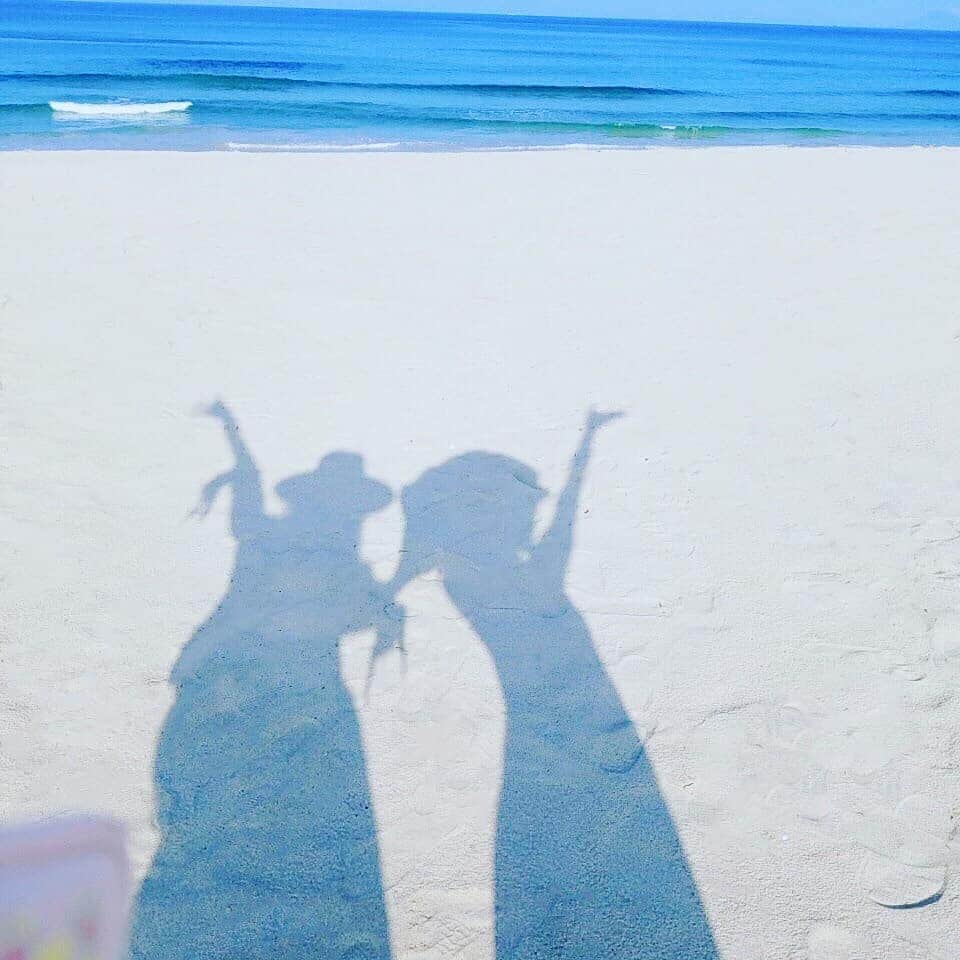 梁愛美さんのインスタグラム写真 - (梁愛美Instagram)「👧🏼👧🏼💕 ❥︎ ❥︎ #sirahamabeach #sirahama #izu #izushimoda #simoda #beach #shadow #vacation #pretty #awesome #relaxing #myfavoritebeach #beachillgirls #myfavoriteplace #genic_beach #naturelover #lovehawaii #instagramjapan #instagrambeach #instagramsky #platinumproduction #aimiryou #ハワイ好きな人と繋がりたい #プラチナムプロダクション #梁愛美 #大矢真夕 #팔로우 #셀피 #셀스타그램 #친스타그램」8月10日 23時47分 - aimipink
