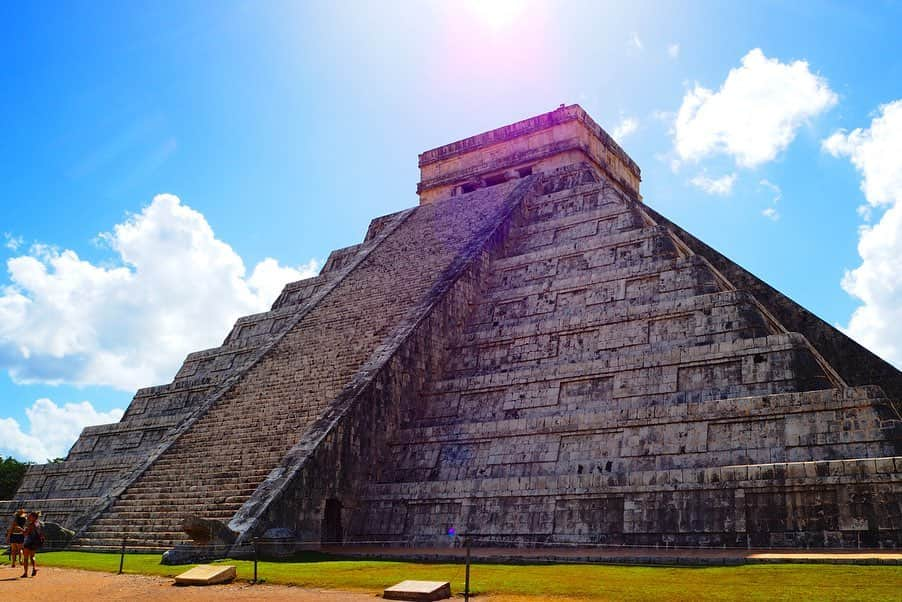 小谷津友里さんのインスタグラム写真 - (小谷津友里Instagram)「#メキシコ旅行 🇲🇽﻿ ﻿ 世界遺産﻿ #チチェンイッツァ ﻿ マヤ文明の遺跡✧︎﻿ ﻿ このピラミッド、﻿ 四方向には それぞれ91段の階段があって﻿ 合計365段。﻿ 太陽暦の１年（365日）を表してるんだって！✍️﻿ ﻿ 昔の人達は﻿ どのようにしてそれを﻿ 発見したんだろう？✨✨✨﻿ ﻿ ﻿ 不思議がいっぱい、神秘的な﻿ 場所だったな～😳🌠﻿😳 ﻿ ﻿ 遺跡見るとワクワクしちゃう🥰あー旅行したい！ ﻿ ﻿ ----------------------------- ﻿ ﻿ 📍 チチェン・イッツァ(Chichén Itzá)﻿ 🇲🇽メキシコ ﻿ ﻿ ----------------------------- ﻿ ﻿ ﻿  #世界遺産 #世界遺産巡り #メキシコ #mexico #こやゆり旅 #世界の絶景 #ピラミッド #神 #マヤ文明 #歴史 #歴史的建造物 #worldtrip #travel #trip #暦 #不思議 #神秘的 #海外旅行 #海外 #青空  #過去pic #olympuspen」8月10日 23時47分 - yurikoyatsu