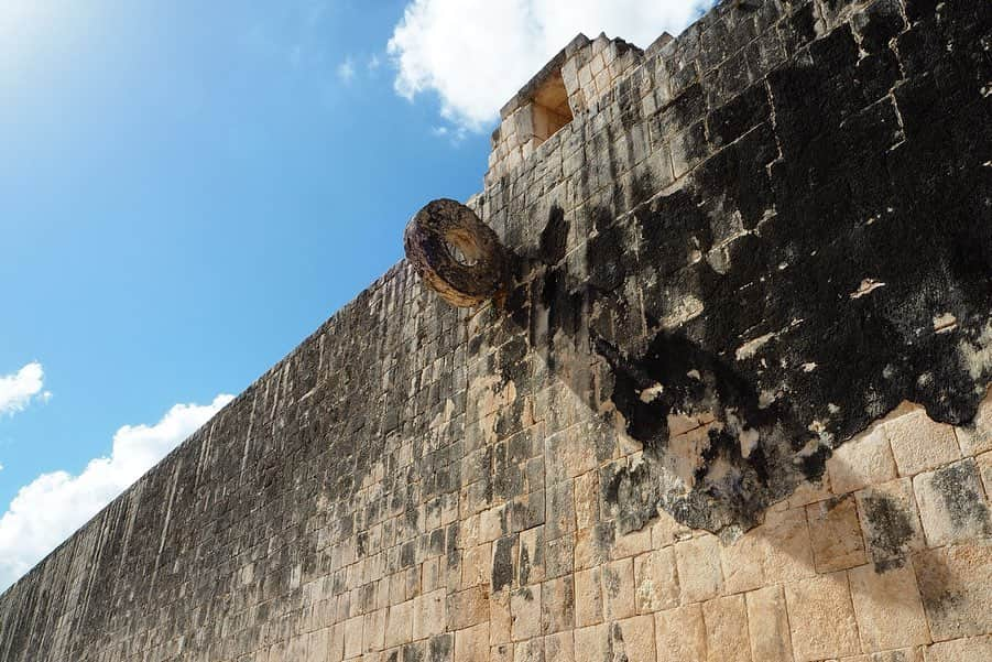 小谷津友里さんのインスタグラム写真 - (小谷津友里Instagram)「#メキシコ旅行 🇲🇽﻿ ﻿ 世界遺産﻿ #チチェンイッツァ ﻿ マヤ文明の遺跡✧︎﻿ ﻿ このピラミッド、﻿ 四方向には それぞれ91段の階段があって﻿ 合計365段。﻿ 太陽暦の１年（365日）を表してるんだって！✍️﻿ ﻿ 昔の人達は﻿ どのようにしてそれを﻿ 発見したんだろう？✨✨✨﻿ ﻿ ﻿ 不思議がいっぱい、神秘的な﻿ 場所だったな～😳🌠﻿😳 ﻿ ﻿ 遺跡見るとワクワクしちゃう🥰あー旅行したい！ ﻿ ﻿ ----------------------------- ﻿ ﻿ 📍 チチェン・イッツァ(Chichén Itzá)﻿ 🇲🇽メキシコ ﻿ ﻿ ----------------------------- ﻿ ﻿ ﻿  #世界遺産 #世界遺産巡り #メキシコ #mexico #こやゆり旅 #世界の絶景 #ピラミッド #神 #マヤ文明 #歴史 #歴史的建造物 #worldtrip #travel #trip #暦 #不思議 #神秘的 #海外旅行 #海外 #青空  #過去pic #olympuspen」8月10日 23時47分 - yurikoyatsu