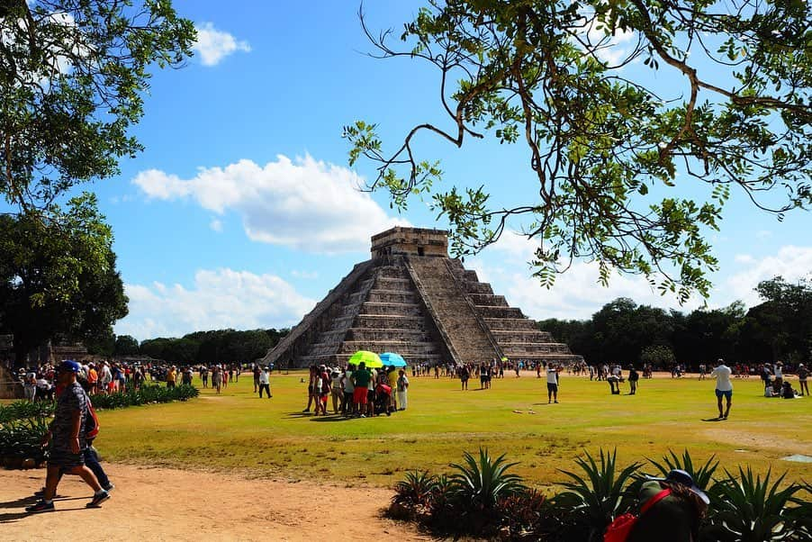 小谷津友里さんのインスタグラム写真 - (小谷津友里Instagram)「#メキシコ旅行 🇲🇽﻿ ﻿ 世界遺産﻿ #チチェンイッツァ ﻿ マヤ文明の遺跡✧︎﻿ ﻿ このピラミッド、﻿ 四方向には それぞれ91段の階段があって﻿ 合計365段。﻿ 太陽暦の１年（365日）を表してるんだって！✍️﻿ ﻿ 昔の人達は﻿ どのようにしてそれを﻿ 発見したんだろう？✨✨✨﻿ ﻿ ﻿ 不思議がいっぱい、神秘的な﻿ 場所だったな～😳🌠﻿😳 ﻿ ﻿ 遺跡見るとワクワクしちゃう🥰あー旅行したい！ ﻿ ﻿ ----------------------------- ﻿ ﻿ 📍 チチェン・イッツァ(Chichén Itzá)﻿ 🇲🇽メキシコ ﻿ ﻿ ----------------------------- ﻿ ﻿ ﻿  #世界遺産 #世界遺産巡り #メキシコ #mexico #こやゆり旅 #世界の絶景 #ピラミッド #神 #マヤ文明 #歴史 #歴史的建造物 #worldtrip #travel #trip #暦 #不思議 #神秘的 #海外旅行 #海外 #青空  #過去pic #olympuspen」8月10日 23時47分 - yurikoyatsu