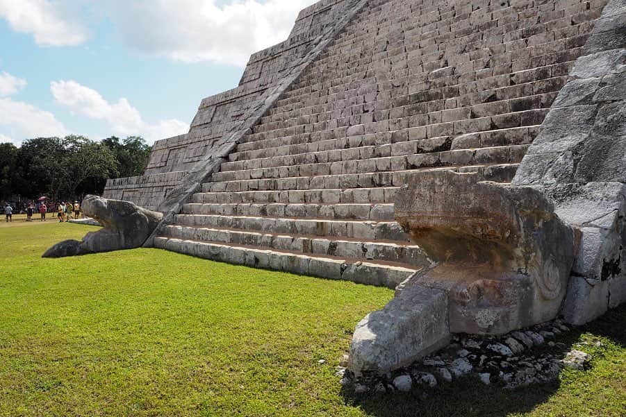 小谷津友里さんのインスタグラム写真 - (小谷津友里Instagram)「#メキシコ旅行 🇲🇽﻿ ﻿ 世界遺産﻿ #チチェンイッツァ ﻿ マヤ文明の遺跡✧︎﻿ ﻿ このピラミッド、﻿ 四方向には それぞれ91段の階段があって﻿ 合計365段。﻿ 太陽暦の１年（365日）を表してるんだって！✍️﻿ ﻿ 昔の人達は﻿ どのようにしてそれを﻿ 発見したんだろう？✨✨✨﻿ ﻿ ﻿ 不思議がいっぱい、神秘的な﻿ 場所だったな～😳🌠﻿😳 ﻿ ﻿ 遺跡見るとワクワクしちゃう🥰あー旅行したい！ ﻿ ﻿ ----------------------------- ﻿ ﻿ 📍 チチェン・イッツァ(Chichén Itzá)﻿ 🇲🇽メキシコ ﻿ ﻿ ----------------------------- ﻿ ﻿ ﻿  #世界遺産 #世界遺産巡り #メキシコ #mexico #こやゆり旅 #世界の絶景 #ピラミッド #神 #マヤ文明 #歴史 #歴史的建造物 #worldtrip #travel #trip #暦 #不思議 #神秘的 #海外旅行 #海外 #青空  #過去pic #olympuspen」8月10日 23時47分 - yurikoyatsu