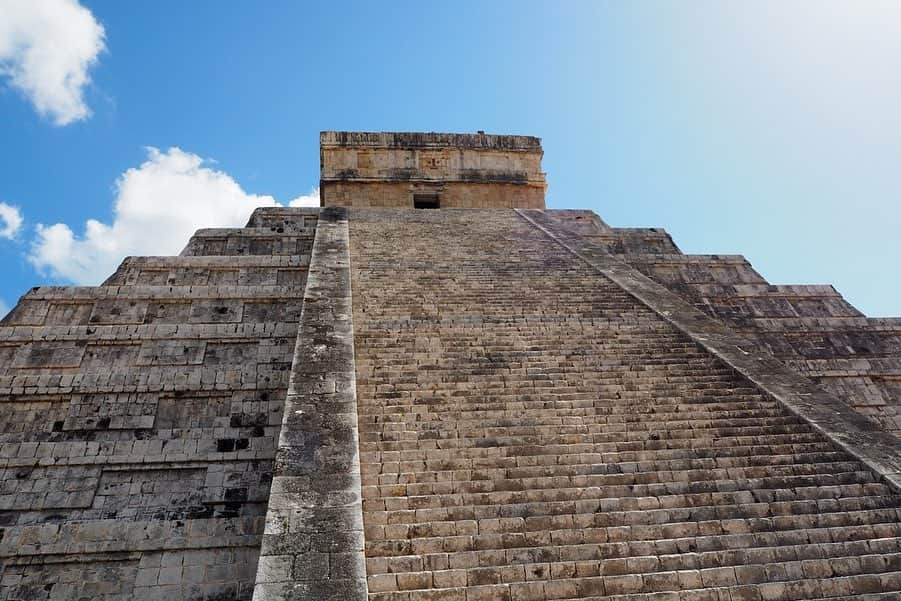 小谷津友里さんのインスタグラム写真 - (小谷津友里Instagram)「#メキシコ旅行 🇲🇽﻿ ﻿ 世界遺産﻿ #チチェンイッツァ ﻿ マヤ文明の遺跡✧︎﻿ ﻿ このピラミッド、﻿ 四方向には それぞれ91段の階段があって﻿ 合計365段。﻿ 太陽暦の１年（365日）を表してるんだって！✍️﻿ ﻿ 昔の人達は﻿ どのようにしてそれを﻿ 発見したんだろう？✨✨✨﻿ ﻿ ﻿ 不思議がいっぱい、神秘的な﻿ 場所だったな～😳🌠﻿😳 ﻿ ﻿ 遺跡見るとワクワクしちゃう🥰あー旅行したい！ ﻿ ﻿ ----------------------------- ﻿ ﻿ 📍 チチェン・イッツァ(Chichén Itzá)﻿ 🇲🇽メキシコ ﻿ ﻿ ----------------------------- ﻿ ﻿ ﻿  #世界遺産 #世界遺産巡り #メキシコ #mexico #こやゆり旅 #世界の絶景 #ピラミッド #神 #マヤ文明 #歴史 #歴史的建造物 #worldtrip #travel #trip #暦 #不思議 #神秘的 #海外旅行 #海外 #青空  #過去pic #olympuspen」8月10日 23時47分 - yurikoyatsu