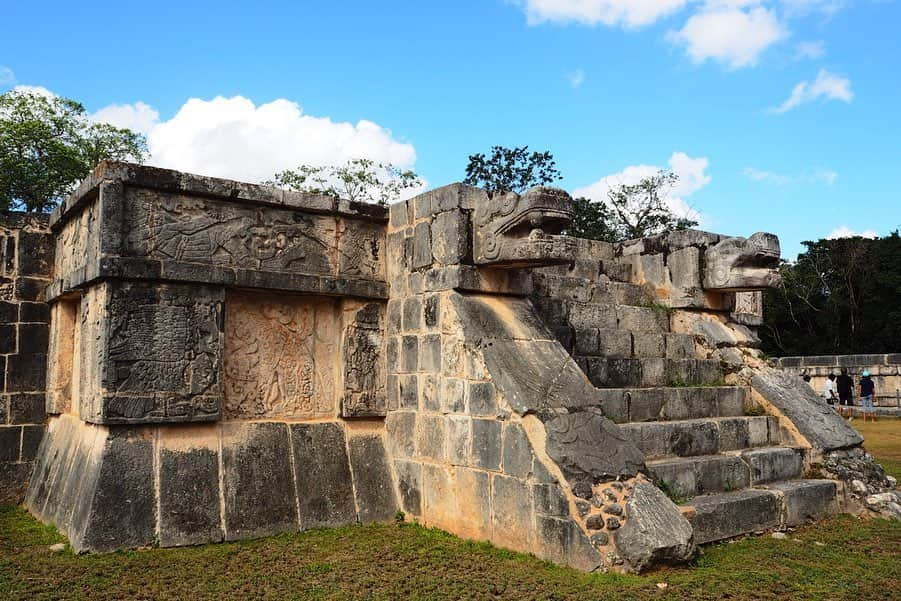 小谷津友里さんのインスタグラム写真 - (小谷津友里Instagram)「#メキシコ旅行 🇲🇽﻿ ﻿ 世界遺産﻿ #チチェンイッツァ ﻿ マヤ文明の遺跡✧︎﻿ ﻿ このピラミッド、﻿ 四方向には それぞれ91段の階段があって﻿ 合計365段。﻿ 太陽暦の１年（365日）を表してるんだって！✍️﻿ ﻿ 昔の人達は﻿ どのようにしてそれを﻿ 発見したんだろう？✨✨✨﻿ ﻿ ﻿ 不思議がいっぱい、神秘的な﻿ 場所だったな～😳🌠﻿😳 ﻿ ﻿ 遺跡見るとワクワクしちゃう🥰あー旅行したい！ ﻿ ﻿ ----------------------------- ﻿ ﻿ 📍 チチェン・イッツァ(Chichén Itzá)﻿ 🇲🇽メキシコ ﻿ ﻿ ----------------------------- ﻿ ﻿ ﻿  #世界遺産 #世界遺産巡り #メキシコ #mexico #こやゆり旅 #世界の絶景 #ピラミッド #神 #マヤ文明 #歴史 #歴史的建造物 #worldtrip #travel #trip #暦 #不思議 #神秘的 #海外旅行 #海外 #青空  #過去pic #olympuspen」8月10日 23時47分 - yurikoyatsu