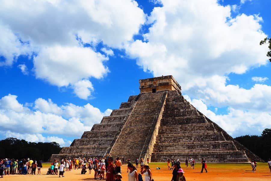 のインスタグラム：「#メキシコ旅行 🇲🇽﻿ ﻿ 世界遺産﻿ #チチェンイッツァ ﻿ マヤ文明の遺跡✧︎﻿ ﻿ このピラミッド、﻿ 四方向には それぞれ91段の階段があって﻿ 合計365段。﻿ 太陽暦の１年（365日）を表してるんだって！✍️﻿ ﻿ 昔の人達は﻿ どのようにしてそれを﻿ 発見したんだろう？✨✨✨﻿ ﻿ ﻿ 不思議がいっぱい、神秘的な﻿ 場所だったな～😳🌠﻿😳 ﻿ ﻿ 遺跡見るとワクワクしちゃう🥰あー旅行したい！ ﻿ ﻿ ----------------------------- ﻿ ﻿ 📍 チチェン・イッツァ(Chichén Itzá)﻿ 🇲🇽メキシコ ﻿ ﻿ ----------------------------- ﻿ ﻿ ﻿  #世界遺産 #世界遺産巡り #メキシコ #mexico #こやゆり旅 #世界の絶景 #ピラミッド #神 #マヤ文明 #歴史 #歴史的建造物 #worldtrip #travel #trip #暦 #不思議 #神秘的 #海外旅行 #海外 #青空  #過去pic #olympuspen」