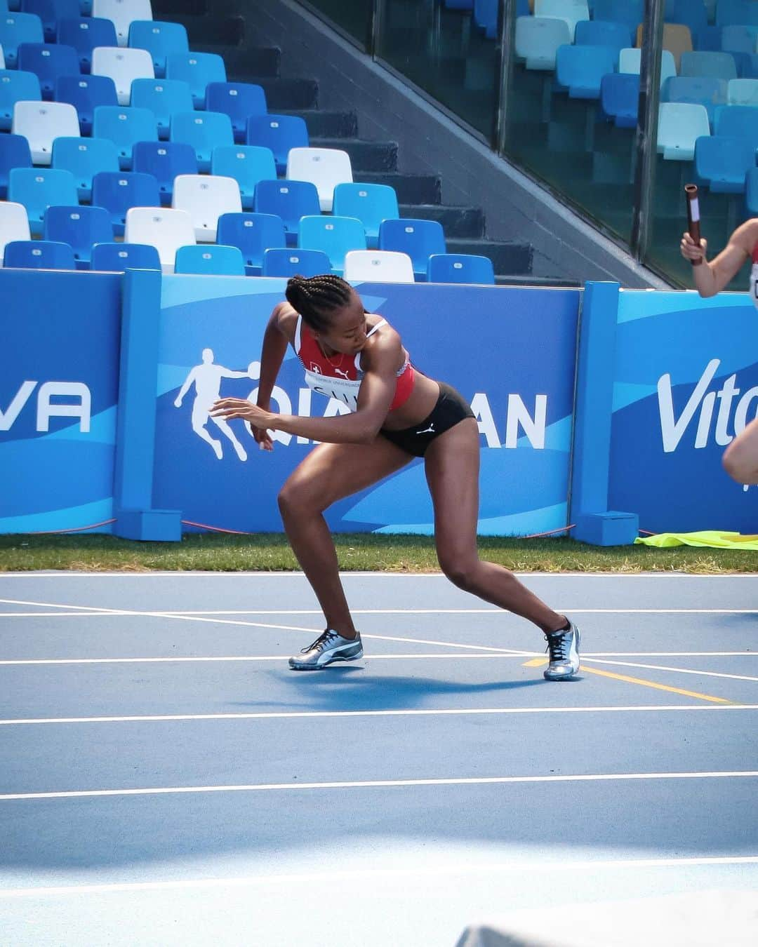 サラ・アチョさんのインスタグラム写真 - (サラ・アチョInstagram)「Back with the 🇨🇭 kit tonight 😍😍 With the 4x100 running at 19.07 at the @etch2019 in Poland ! Make sure you support the whole TEAM 🙏🏾🇨🇭🇨🇭🇨🇭🇨🇭 #hoppschwiiz #etch2019」8月10日 23時54分 - sarah_atcho