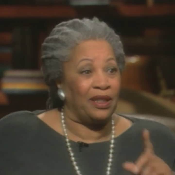 オプラ・ウィンフリーのインスタグラム：「These 11 words taught me one of the greatest lessons I’ve ever learned: When your child enters the room, does your face light up? Thank you for that gift, Toni. The Toni Morrison conversation that changed my life will re-air tonight at 8 PM on @owntv. Timeless.」