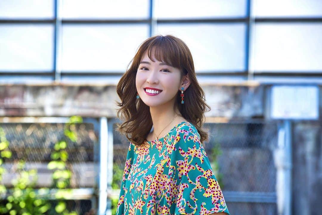 のインスタグラム：「ヘアーチェンジ👩❣️ .  明治神宮前駅近くのヘアサロンfifthで、カット&カラー&トリートメントして頂いたよ💇‍♀️❤️ .  担当は、若手人気スタイリストの堀さん @hori_yudahi ✨ .  透明感のある綺麗な色で、カットもふんわり巻きやすくて髪の毛ツヤツヤになった💛 .  ヘアスタイルお気に入り💕 .  堀さんありがとうございます⭐️ .  ちなみに写真でつけてるイヤリングはroomの💓 .  キャンディみたいなビジューで可愛い💚💙 .  #ヘアー #hair #ヘアスタイル #hairstyle #newhair #hairsalon #fifth #美容師 #原宿 #表参道 #渋谷 #明治神宮前  #roomx601 #roomxaccessory #chao_app」