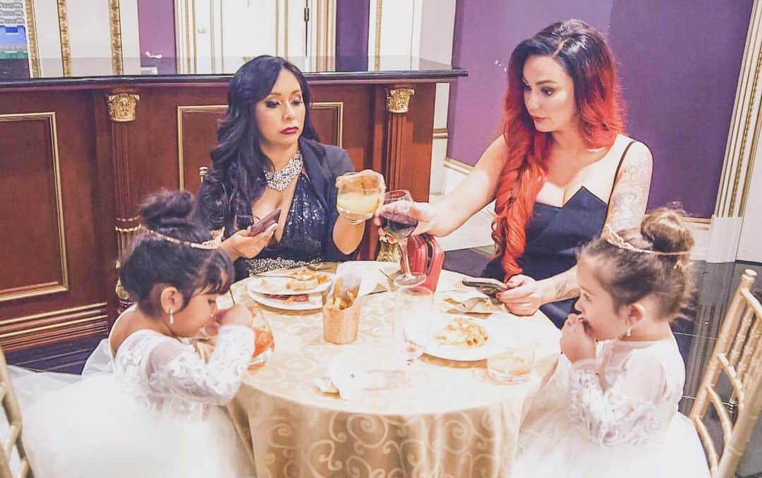 ニコール・ ポリッツィのインスタグラム：「#MomLife」